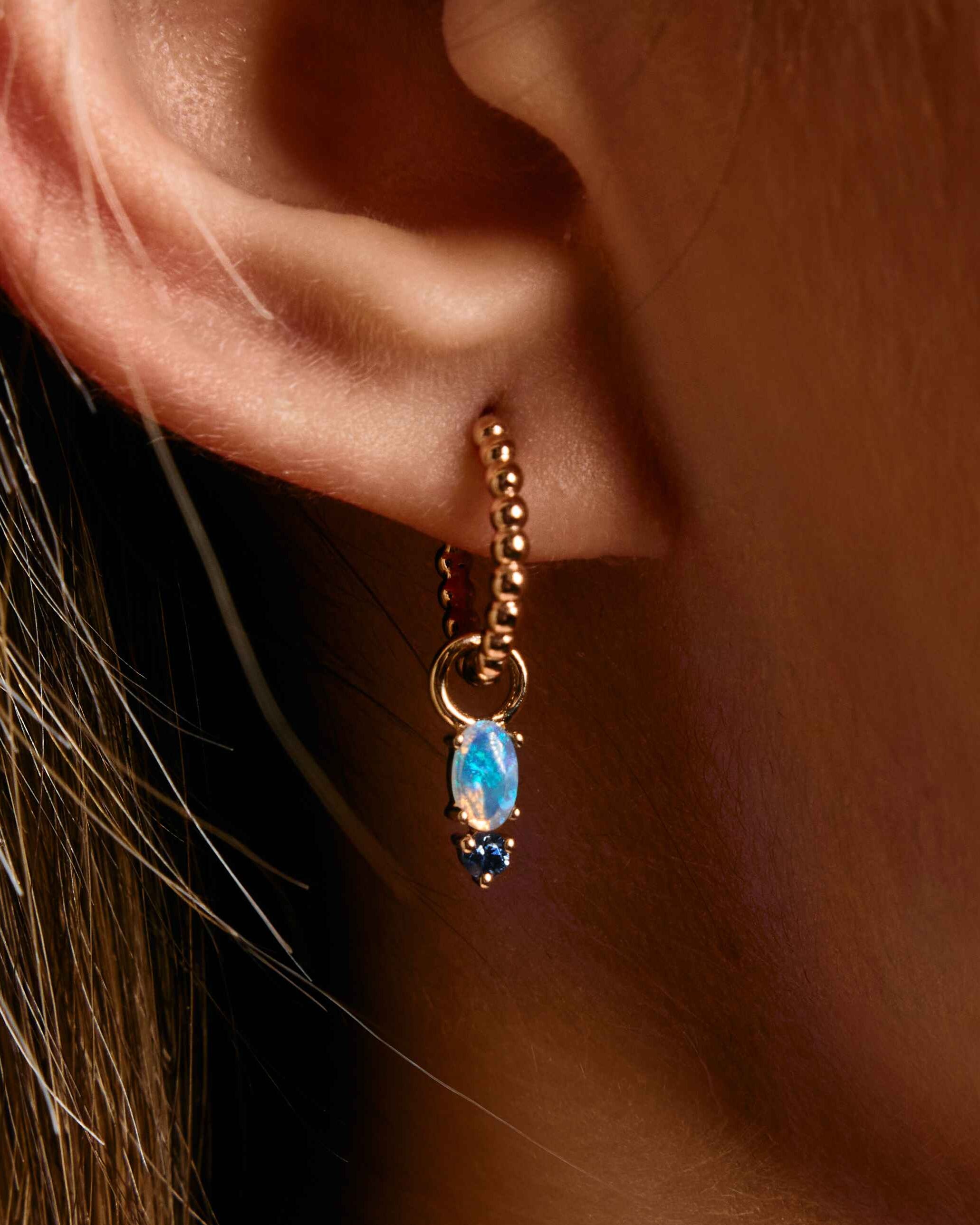 Australian opal earrings accessories on ear. Accesorii de cercei cu opale australiene pe ureche.
