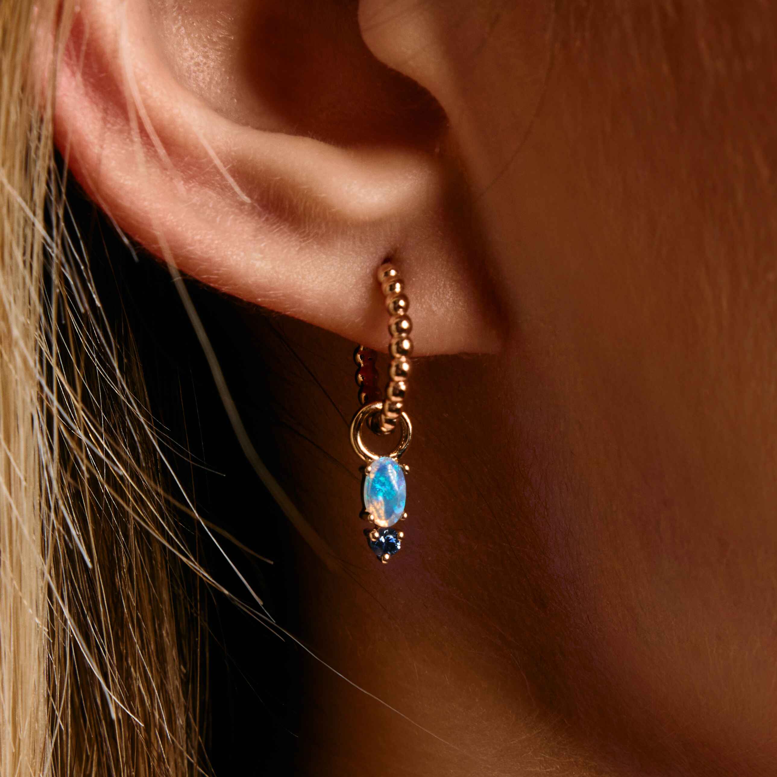 Australian opal earrings accessories on ear. Accesorii de cercei cu opale australiene pe ureche.