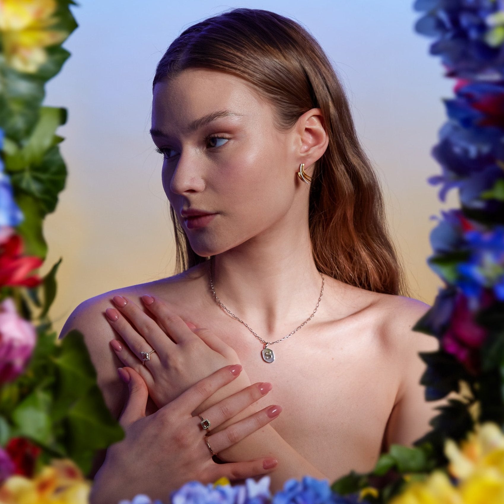 Petal Earrings in bi color gold and white diamonds on model. Cercei Petals din aur bi color si diamante albe pe model.