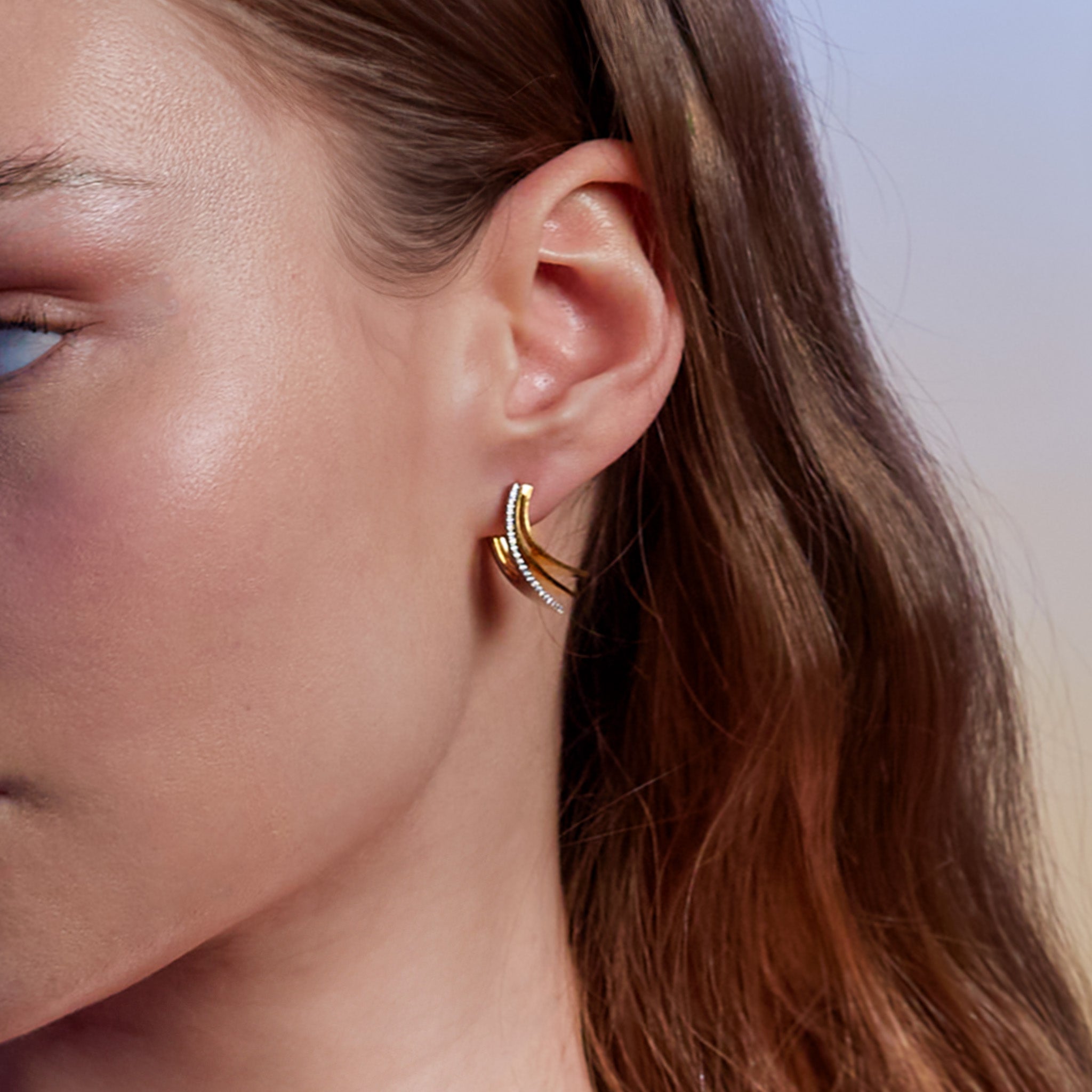 Petal Earrings in bi color gold and white diamonds on model. Cercei Petals din aur bi color si diamante albe pe model.