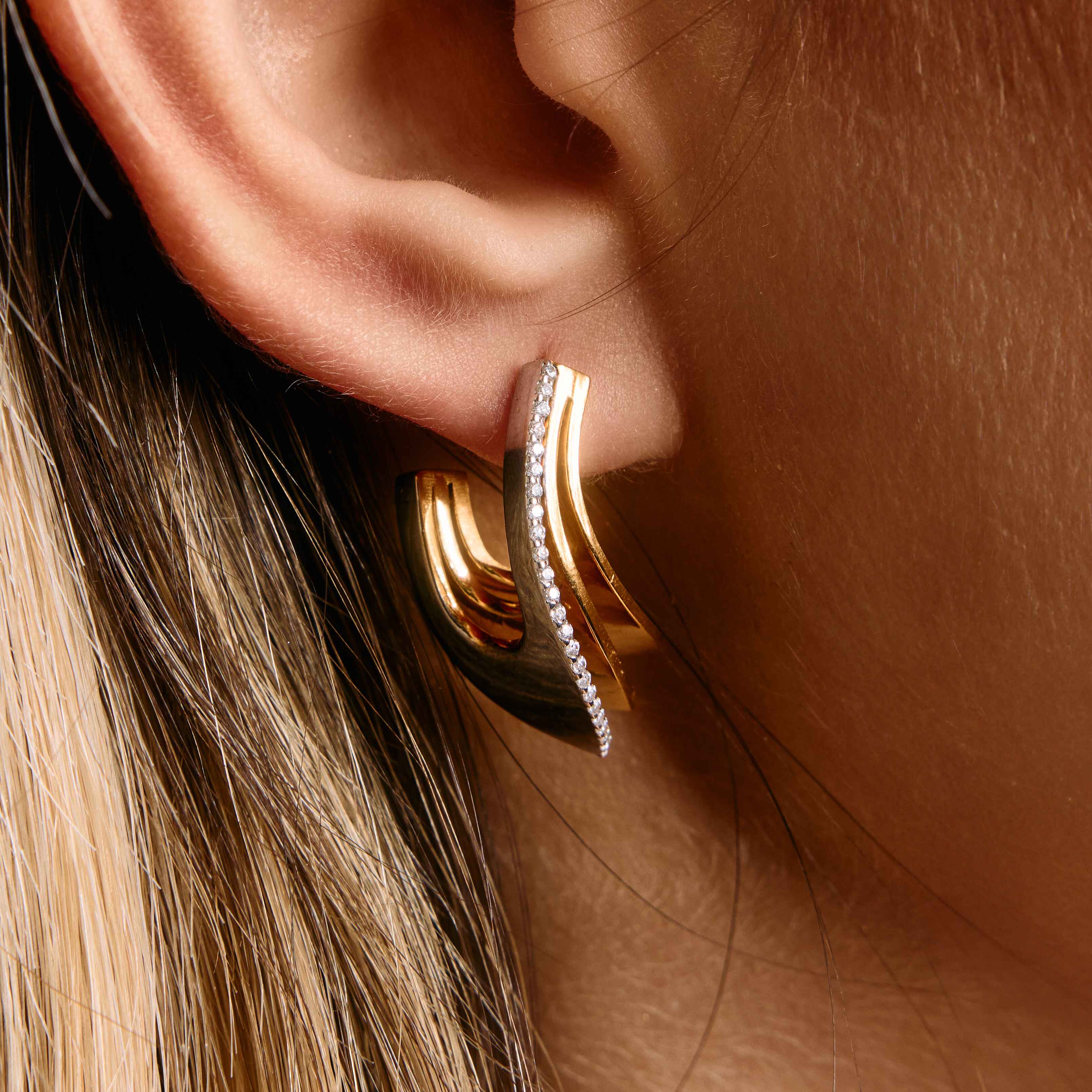 Petal Earrings in bi color gold and white diamonds on model. Cercei Petals din aur bi color si diamante albe pe model.