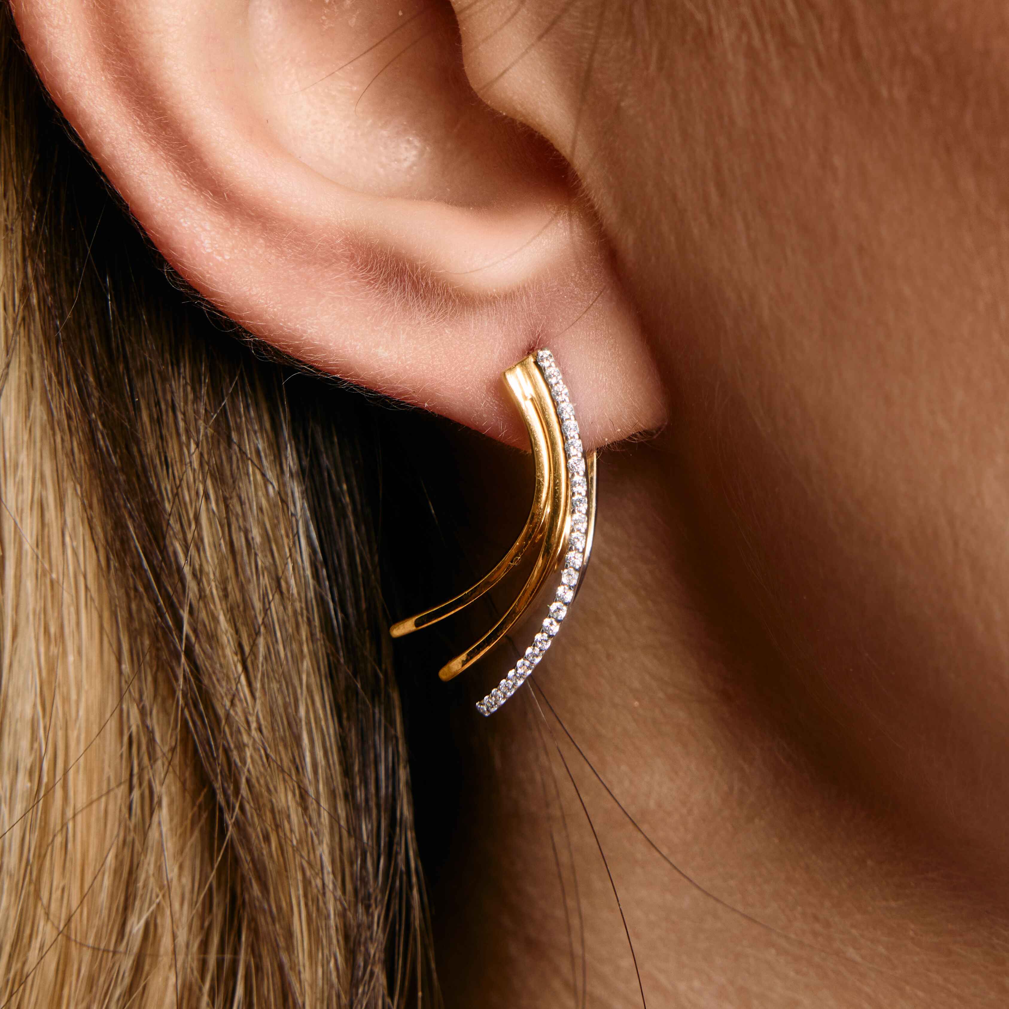 Petal Earrings in bi color gold and white diamonds on model. Cercei Petals din aur bi color si diamante albe pe model.