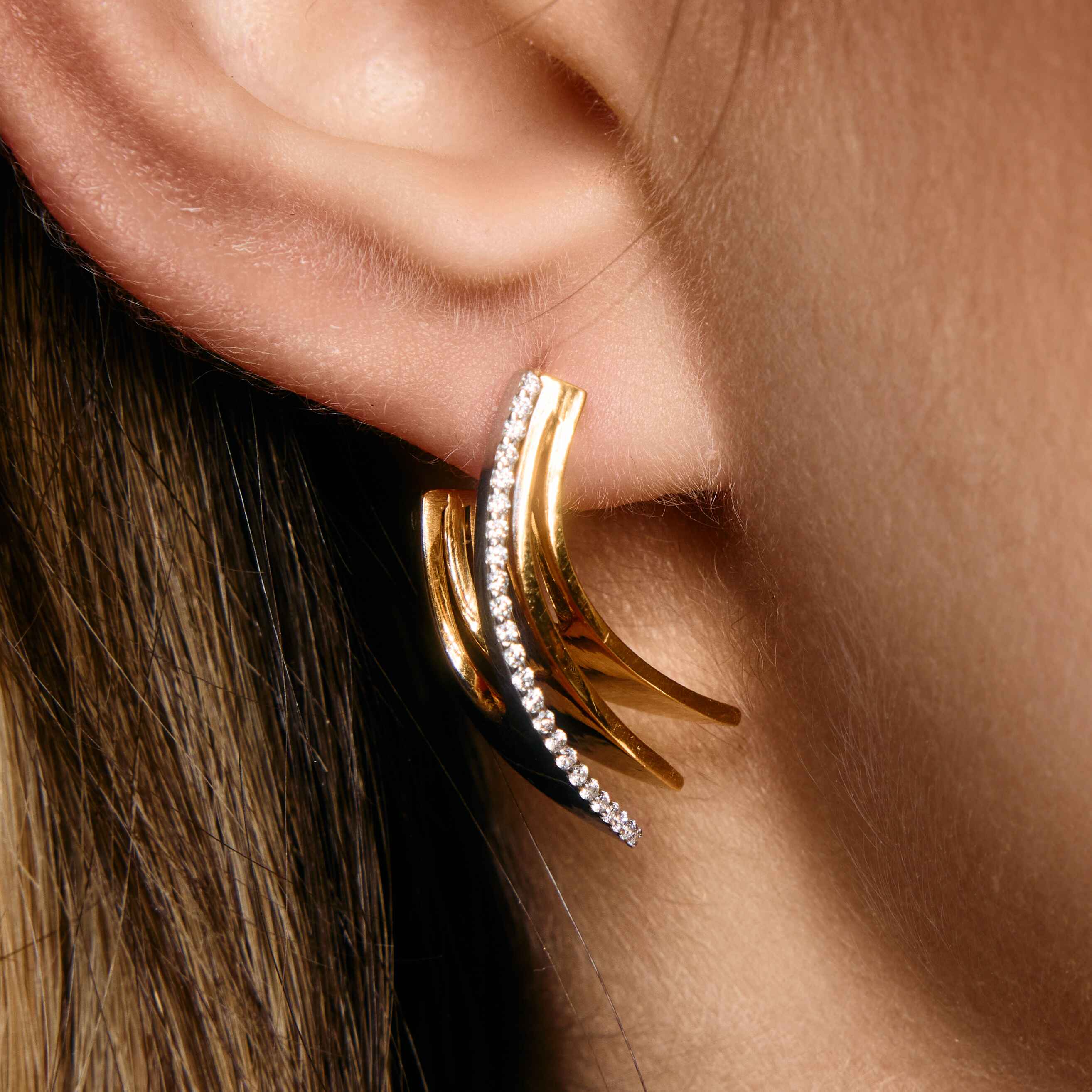 Petal Earrings in bi color gold and white diamonds on model. Cercei Petals din aur bi color si diamante albe pe model.