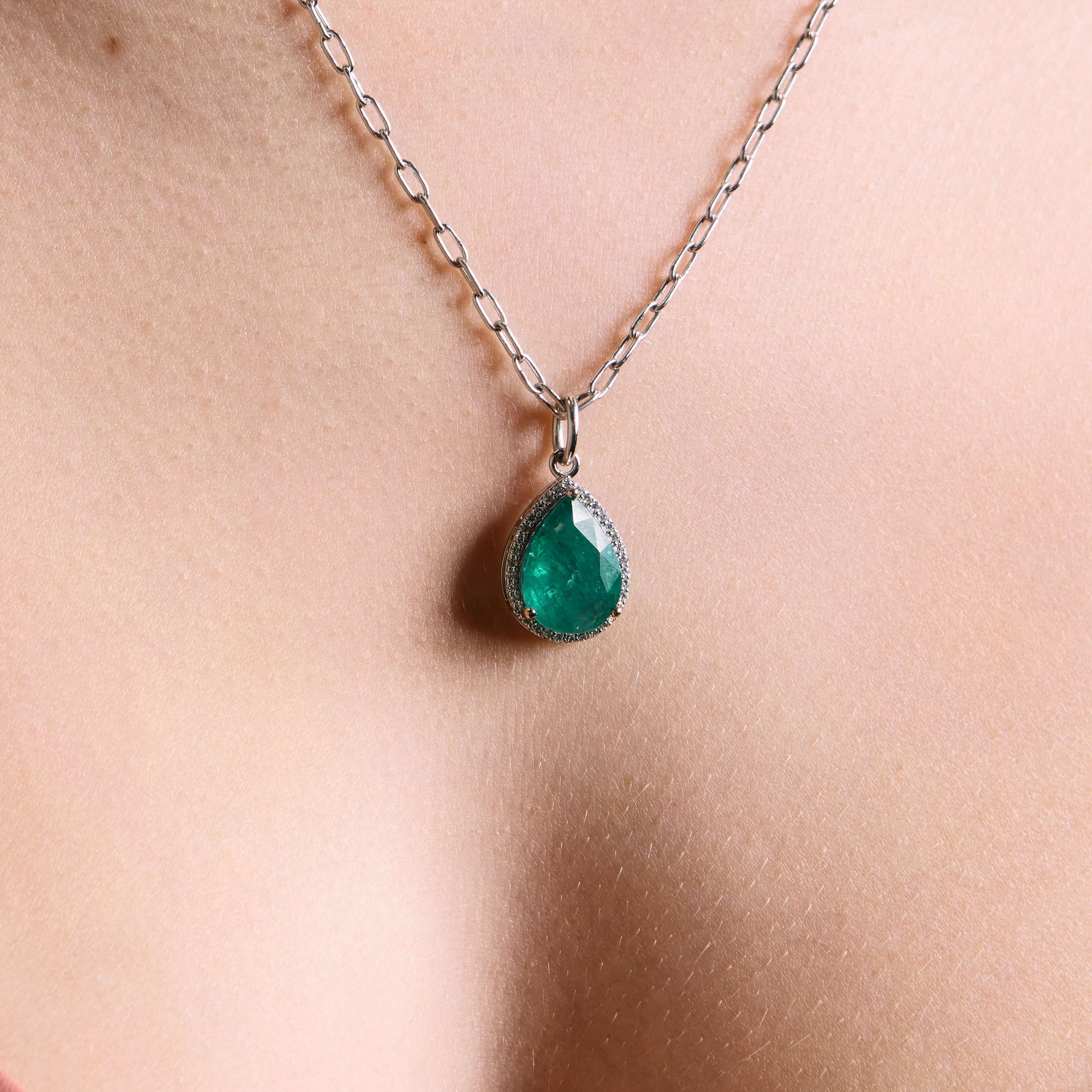 The Great - Emerald and diamonds pendant on model. Pandantul The Great cu smarald si diamante pe model.