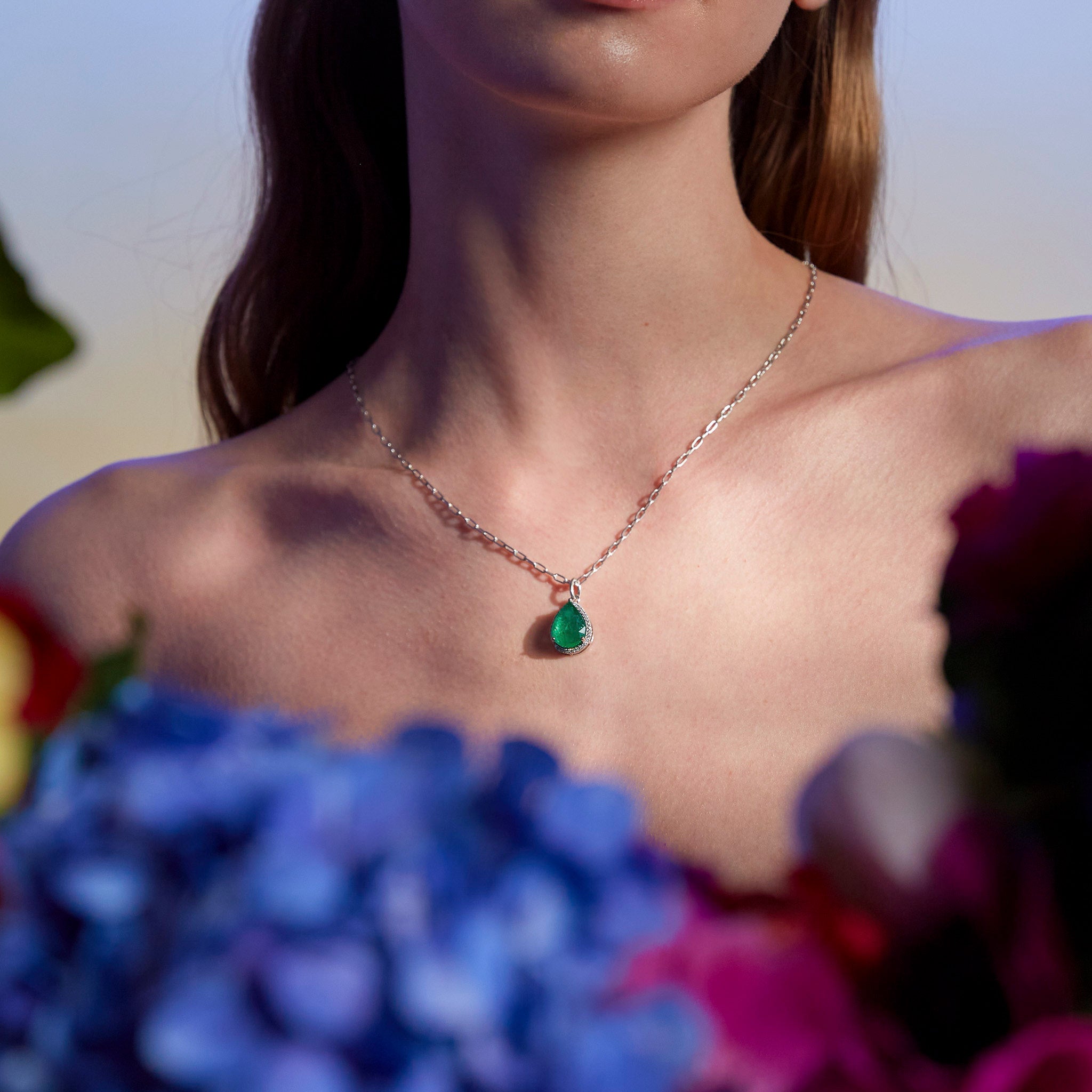 The Great - Emerald and diamonds pendant on model and beautiful flowers. Pandantul The Great cu smarald si diamante pe model și flori superbe.