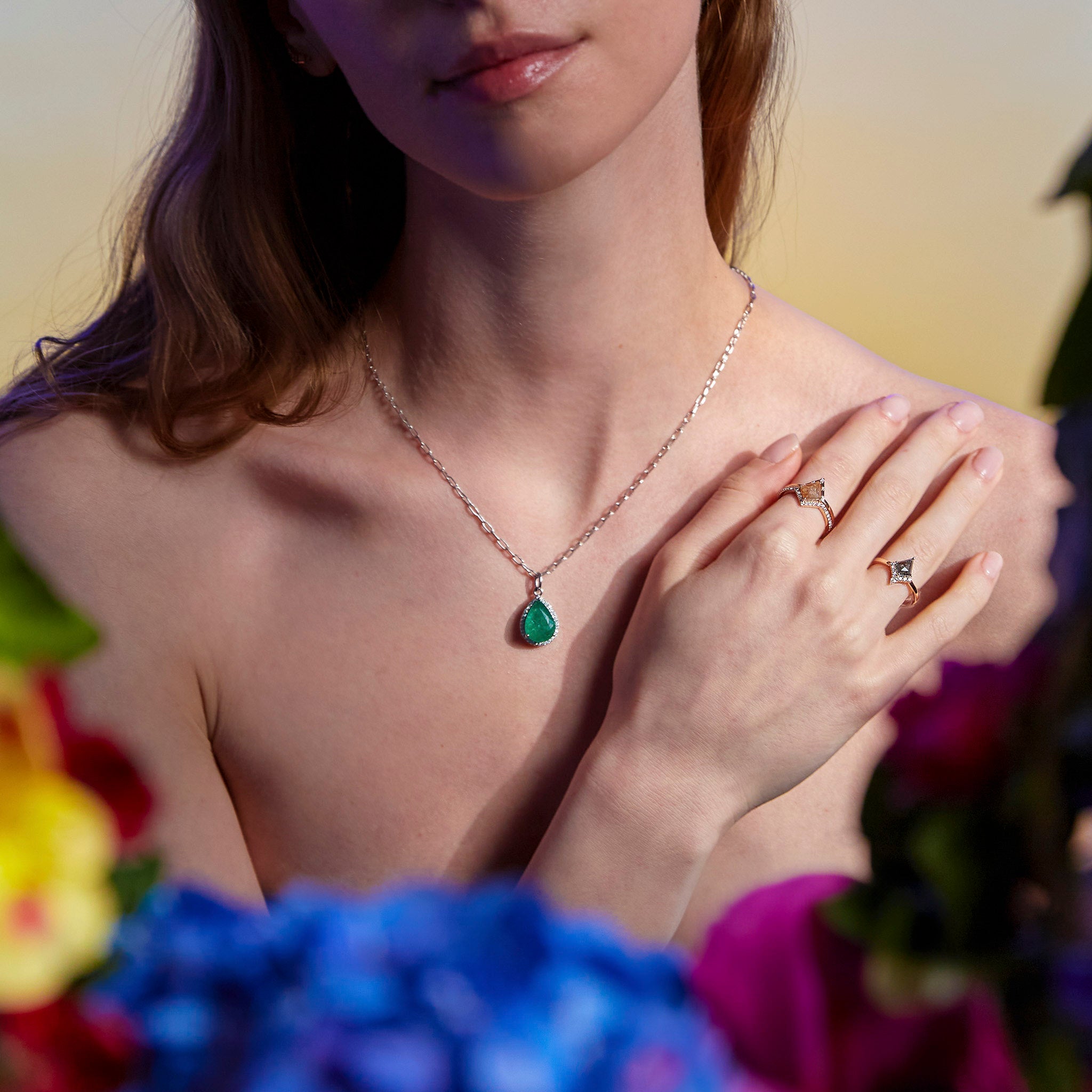 Grey and peachy salt and pepper diamond rings on hand and The Great - Emerald and diamonds pendant on model. Inele cu diamante salt and pepper gri si culoarea piersicii și pandantul The Great cu smarald si diamante pe model.