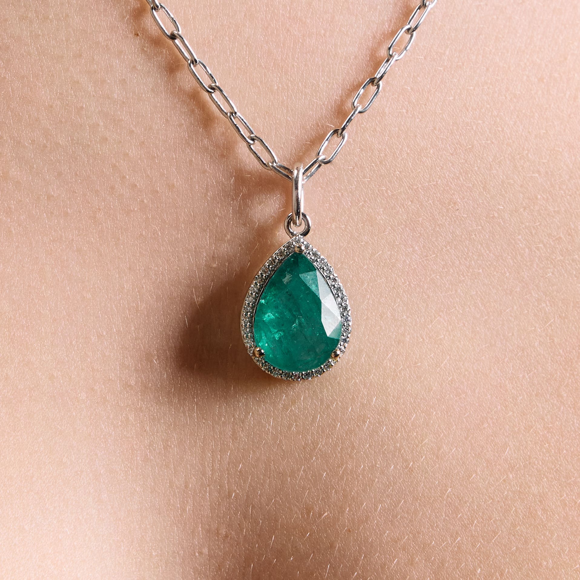 The Great - Emerald and diamonds pendant on model. Pandantul The Great cu smarald si diamante pe model.