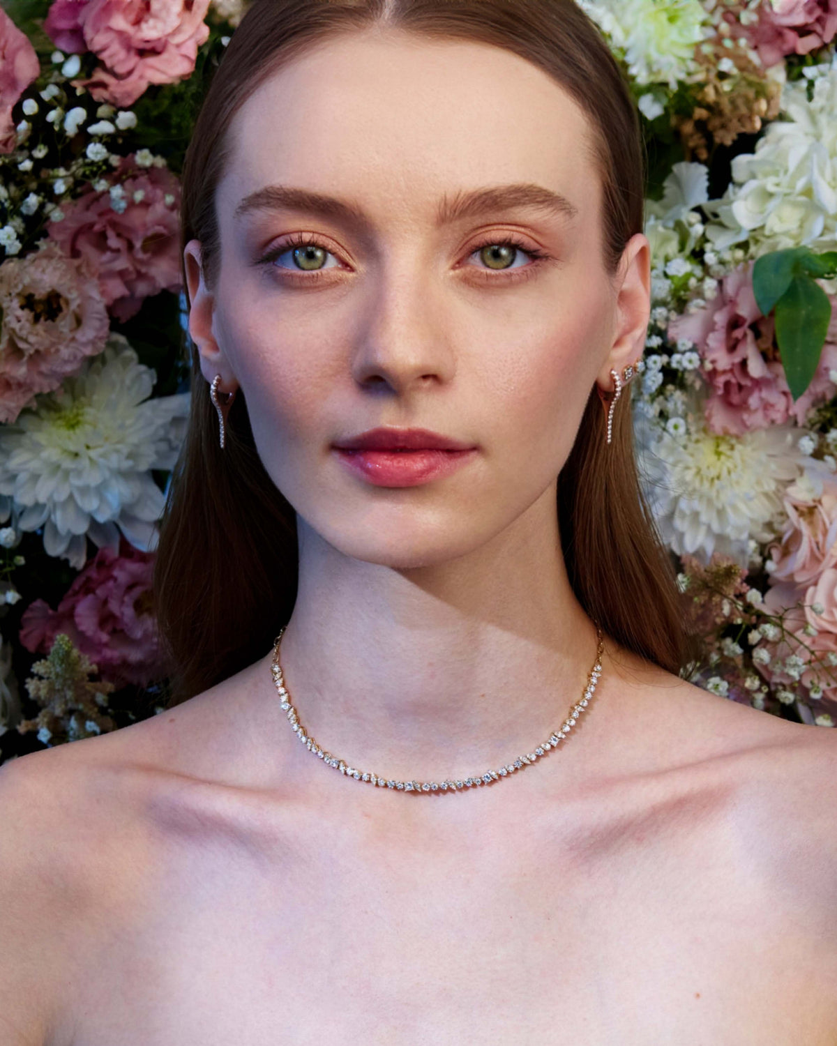 A beautiful model wearing Fancy Eternity Choker and Icicles looking like Earrings made of diamonds
O femeie spectaculoasă poartă un choker cu diamante de diferite forme și cercei Icicles cu diamante.