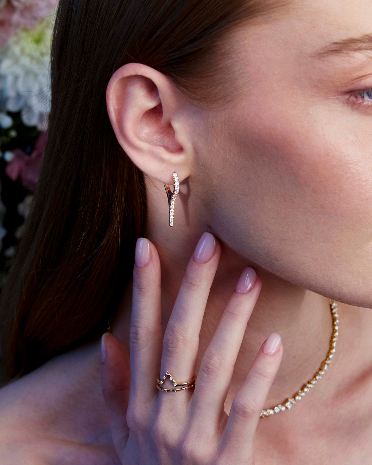 A beautiful diamond earring in the shape of an icicle on the ear.
Un cercel cu diamante spectaculos în formă de țurțure văzut pe ureche.