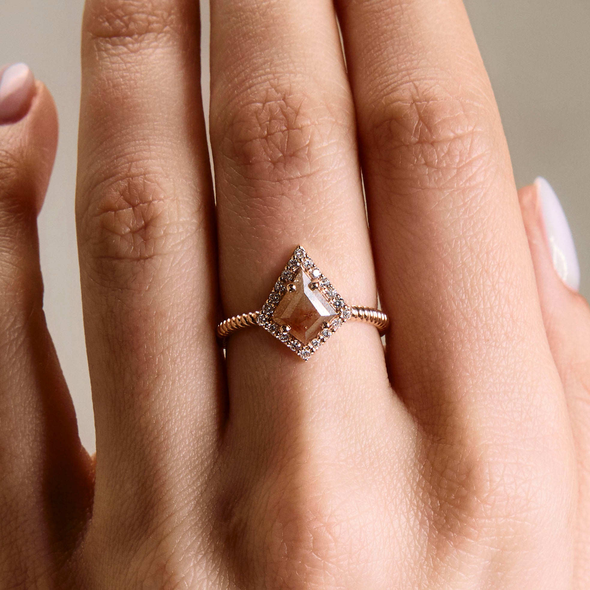 Salt and pepper diamond ring on hand. Inel cu diamant salt and pepper pe mana.