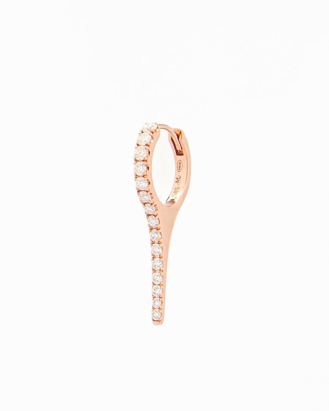 A beautiful diamond earring in the shape of an icicle.
Un cercel cu diamante spectaculos în formă de țurțure.
