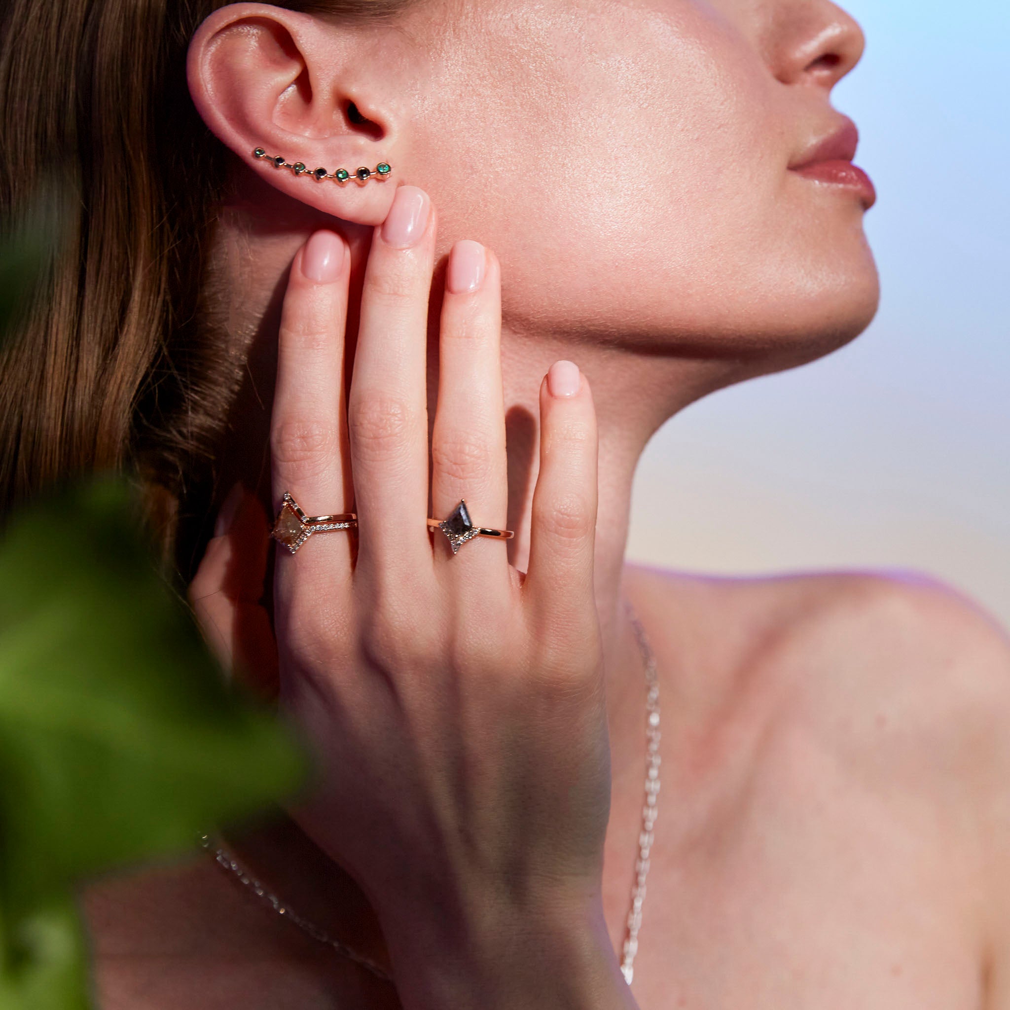 Grey and peachy salt and pepper diamond rings on hand and split comet earrings on model. Inele cu diamante salt and pepper gri si culoarea piersicii și cercei split comet pe model.