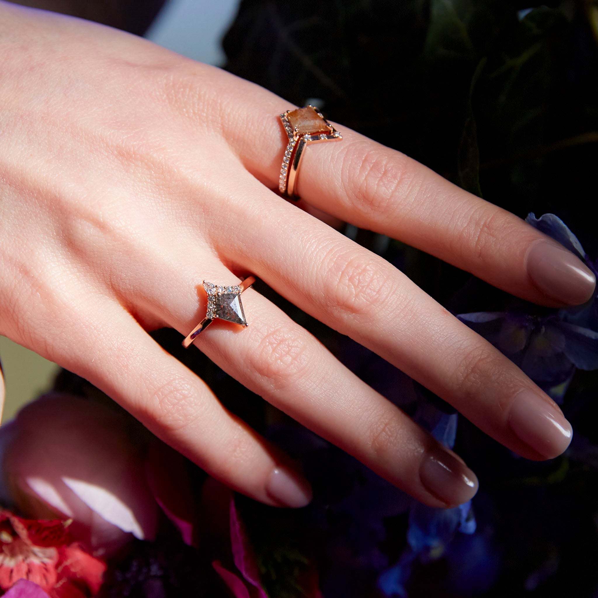 Salt and Pepper diamonds rings on hand. Inele cu diamante salt and pepper pe mână.