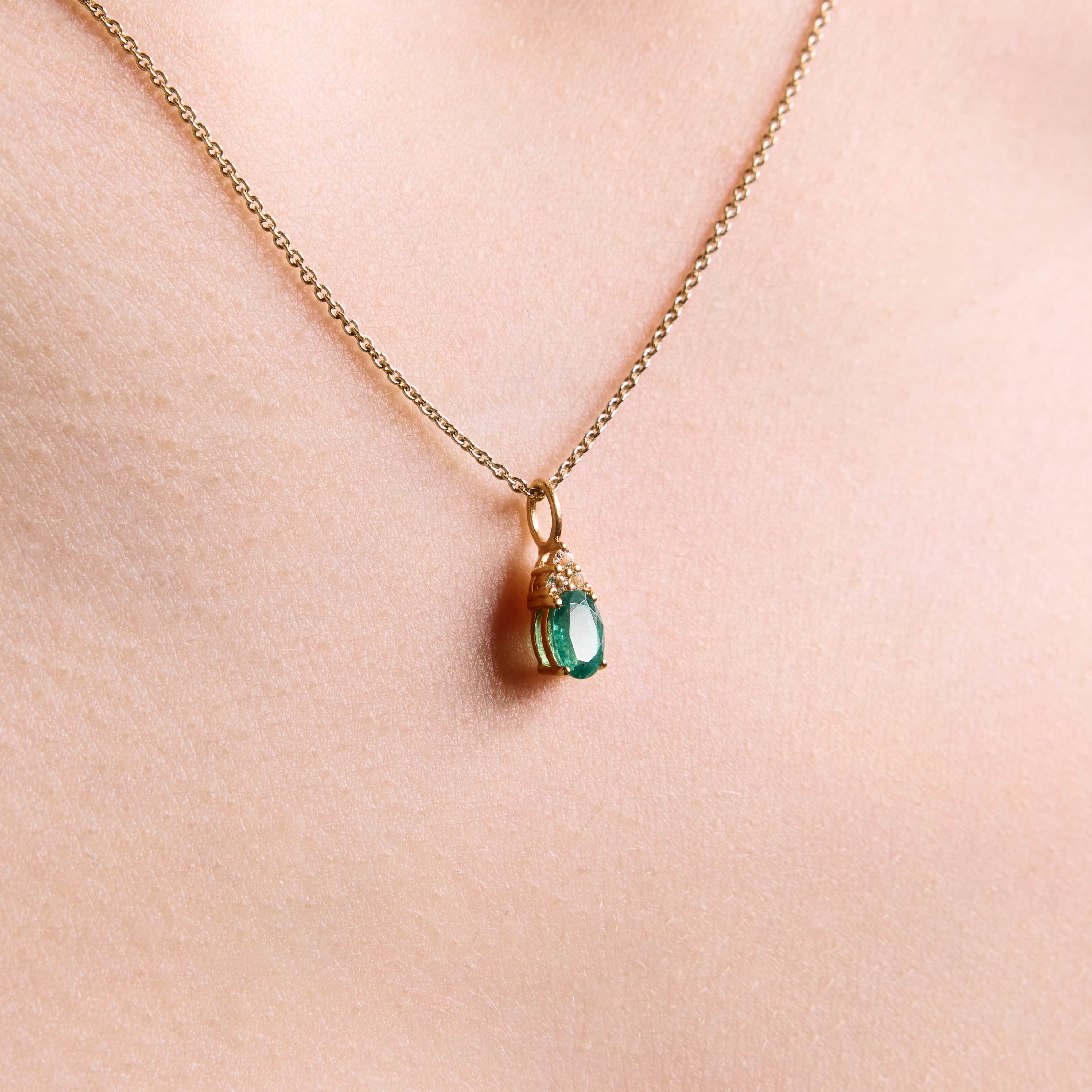 emerald pendant, emerald pendant with diamonds, emerald pendant on string chain, emerald pendant in yellow gold.