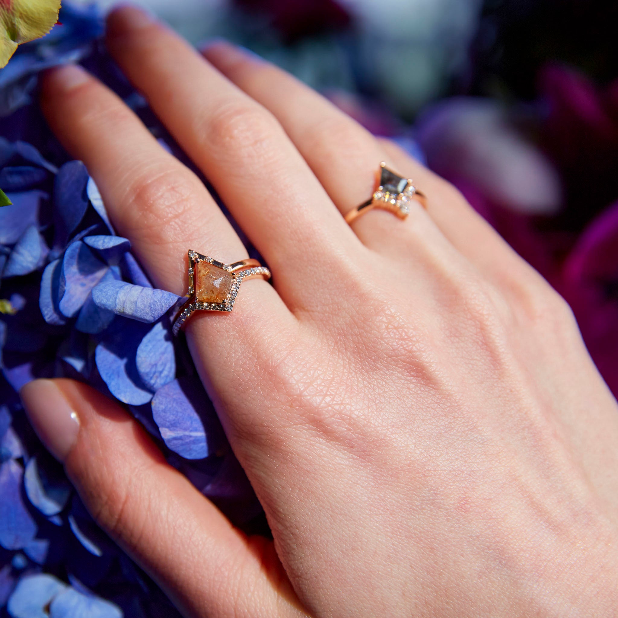 Salt and Pepper diamonds rings on hand. Inele cu diamante salt and pepper pe mână.