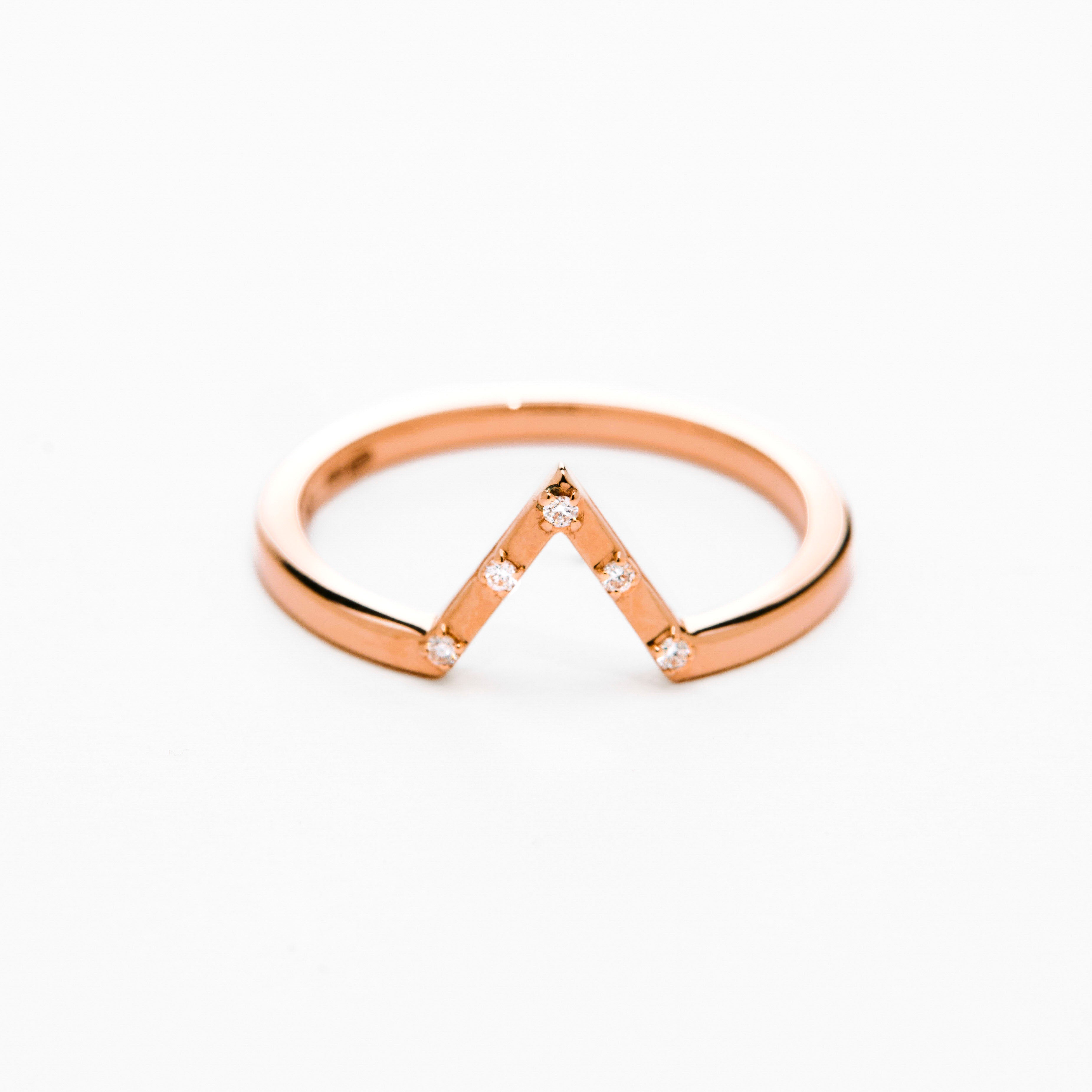A band in rose gold with 5 diamonds made for kite diamonds engagement rings