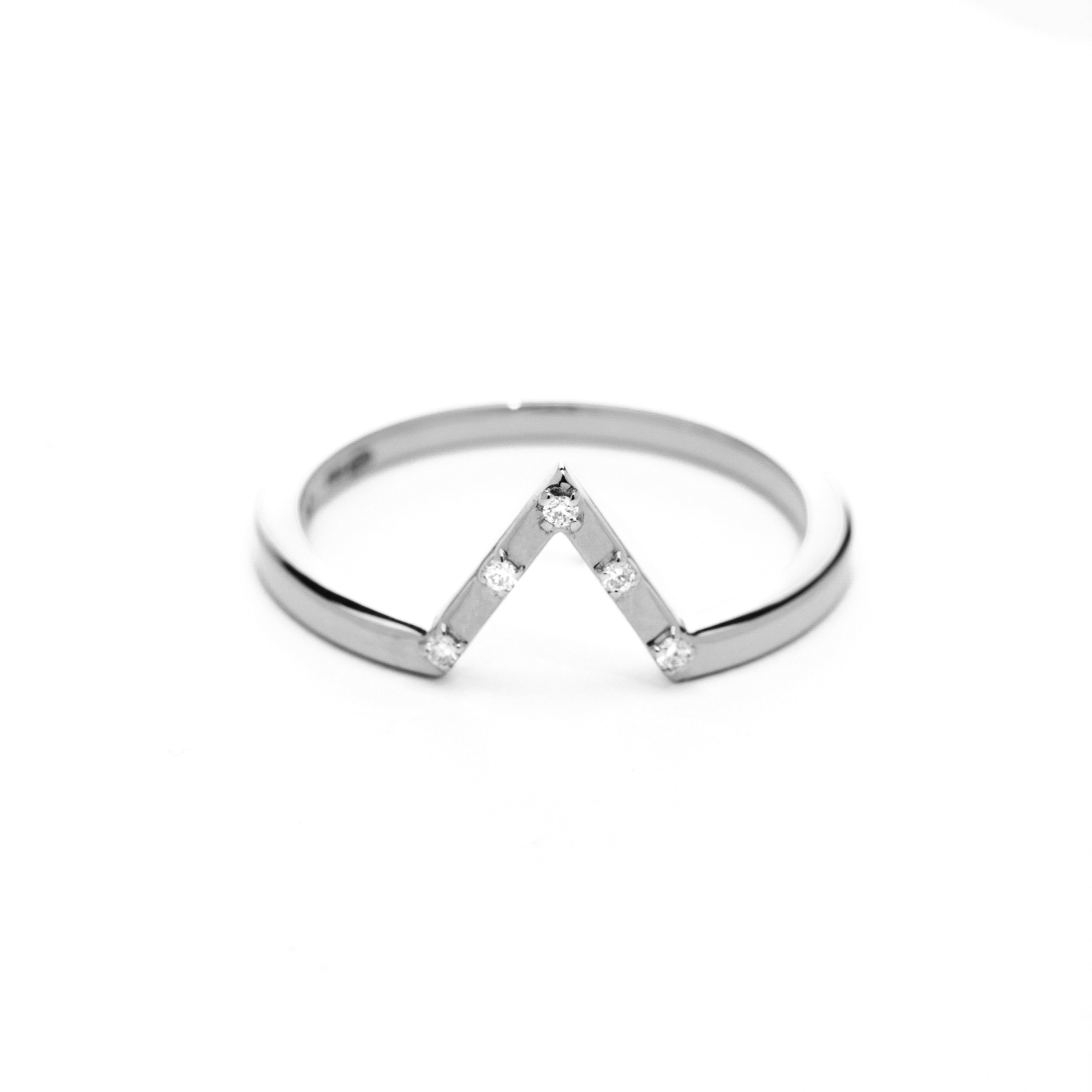 A band in white gold with 5 diamonds made for kite diamonds engagement rings