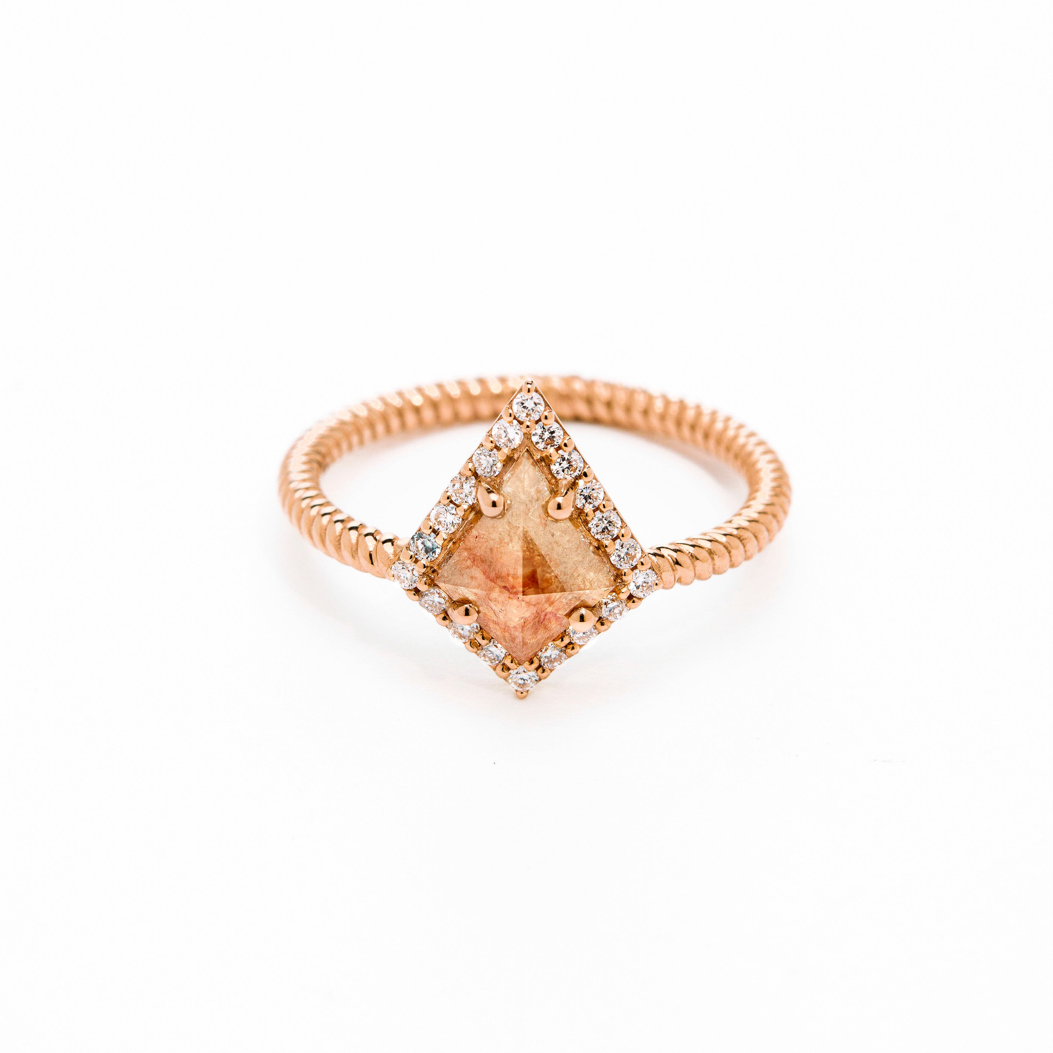 Salt and Pepper diamond ring on white background. Inel cu diamant salt and pepper pe fundal alb.