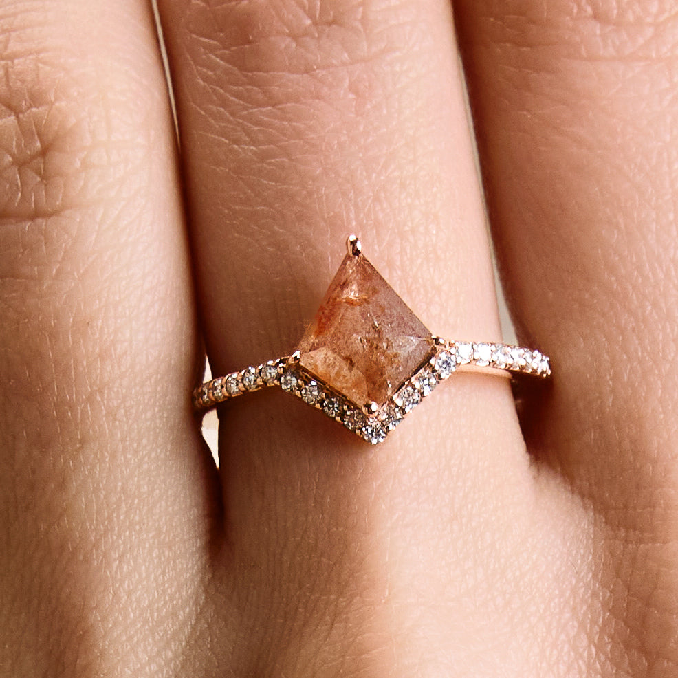 Salt and pepper diamond ring on hand. Inel cu diamant salt and pepper pe mana.