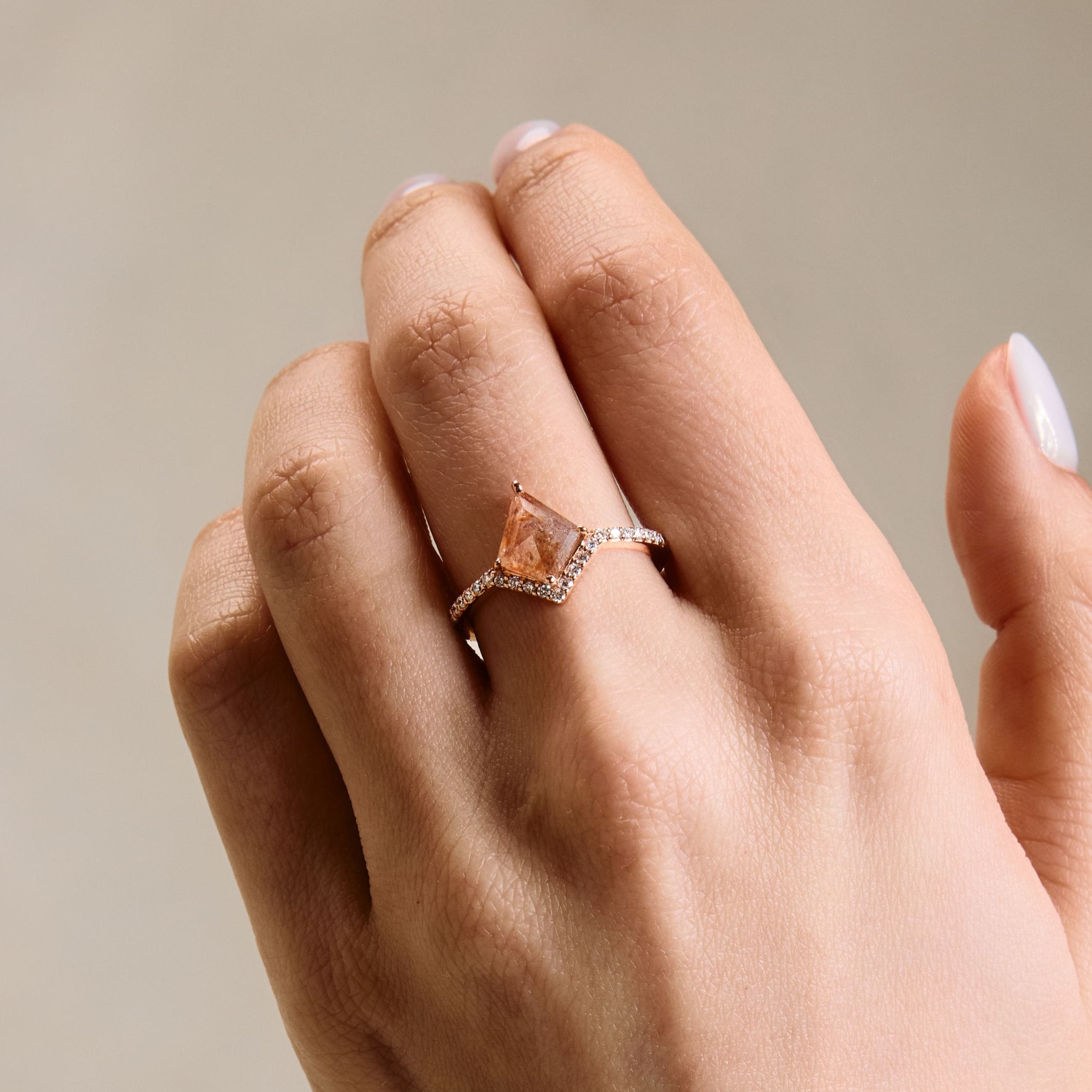 Salt and pepper diamond ring on hand. Inel cu diamant salt and pepper pe mana.