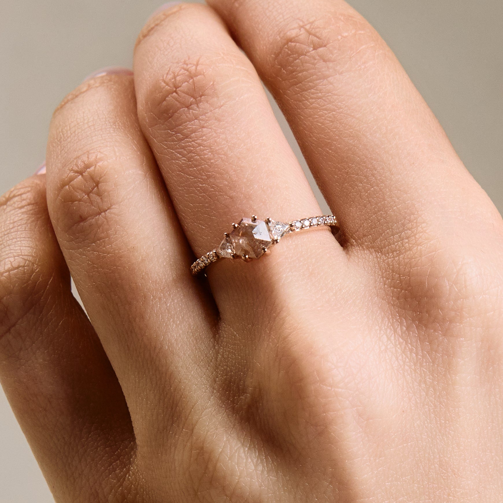 Hexagon Salt and Pepper diamond ring on hand. Inel cu diamant hexagon salt and pepper pe mână.