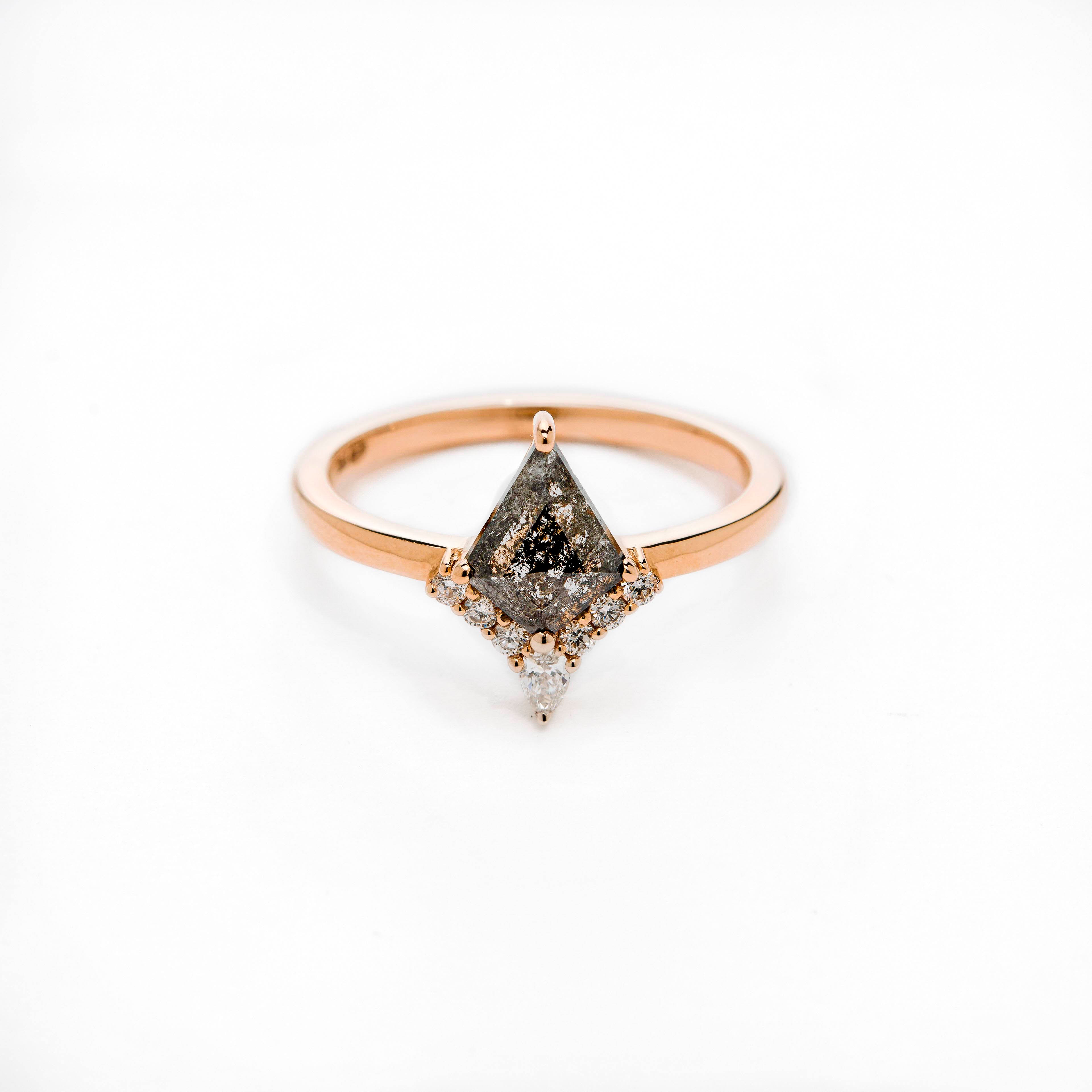 Salt and Pepper diamond ring on white background. Inel cu diamant salt and pepper pe fundal alb.