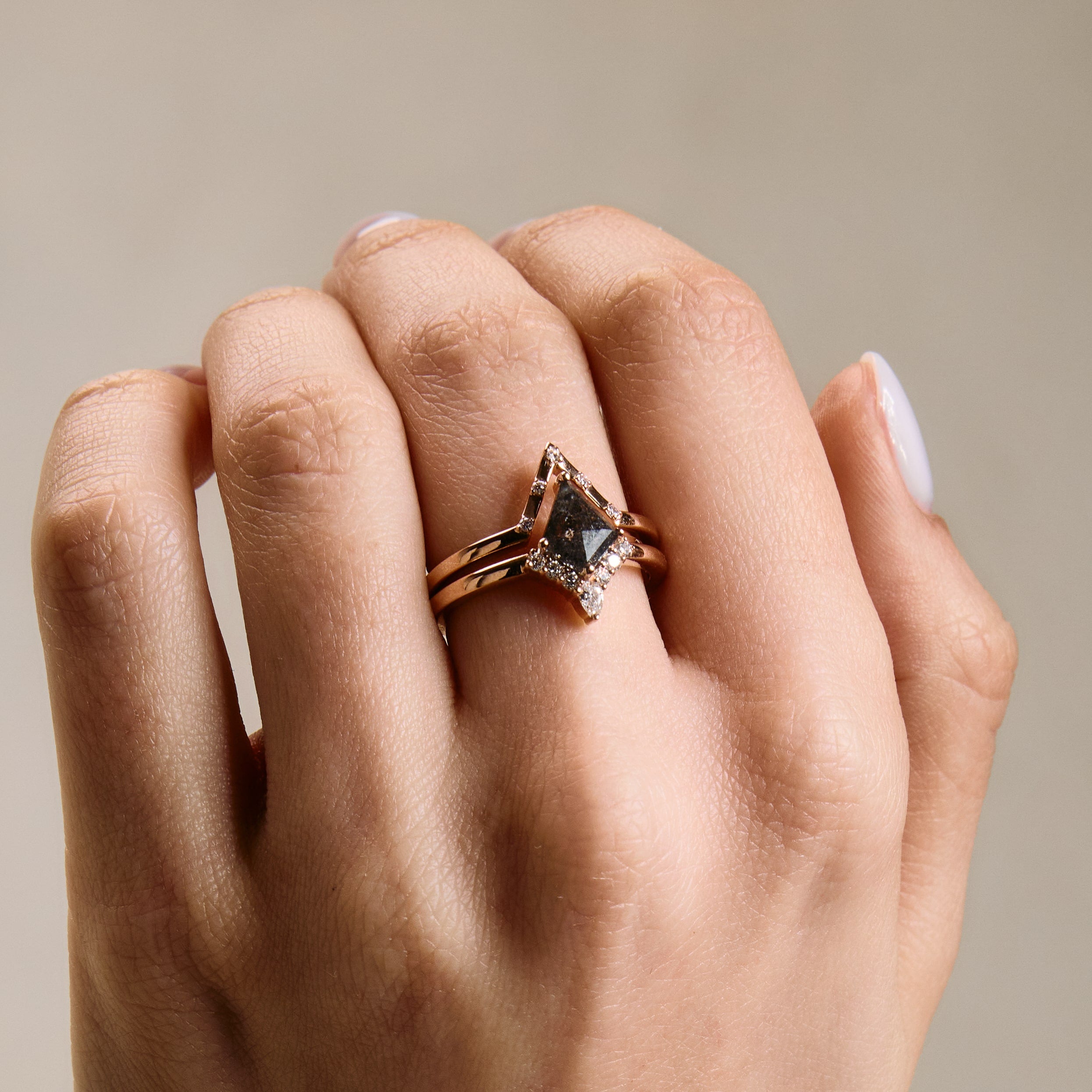 Grey salt and pepper diamond ring and Penta white diamonds band on hand. Inel cu diamant salt and pepper gri și verigheta Penta cu diamante albe pe mana.