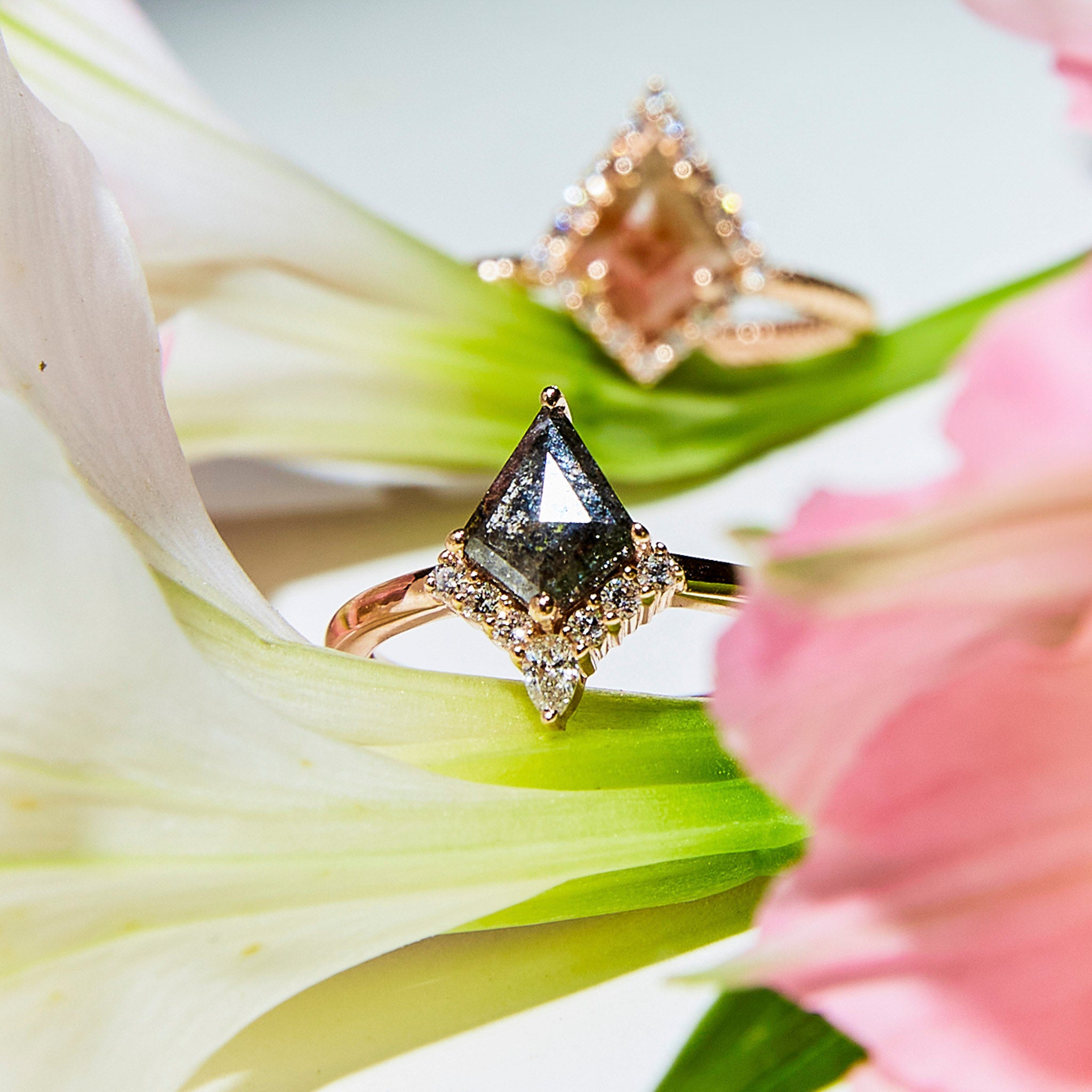 Dark grey salt and pepper diamond ring on flower. Inel cu diamant salt and pepper gri pe o floare.