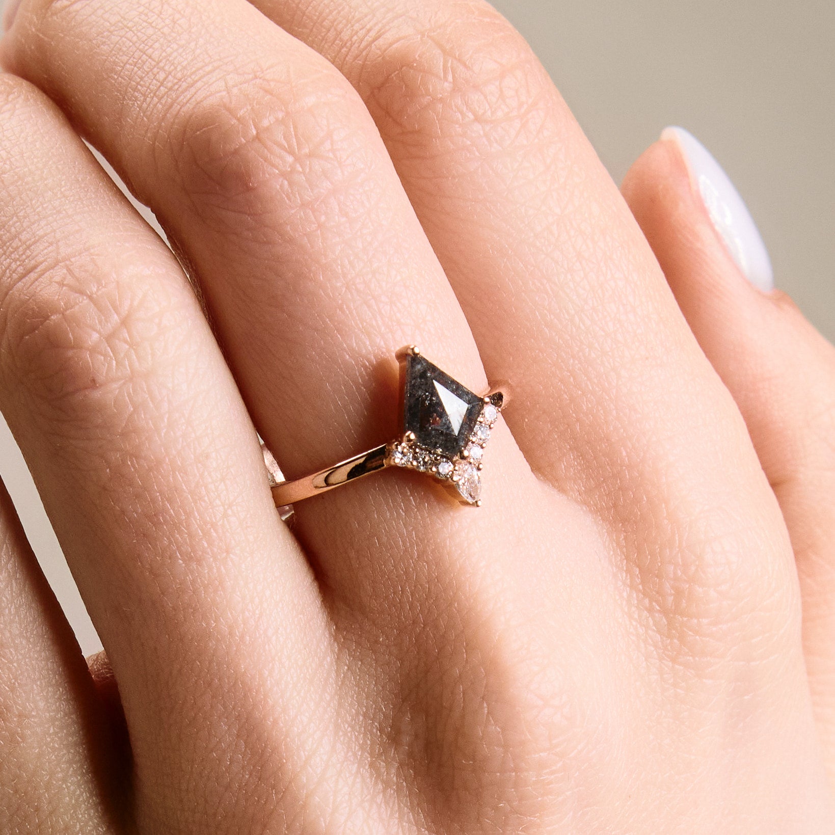 Grey salt and pepper diamond ring on hand. Inel cu diamant salt and pepper gri pe mana.