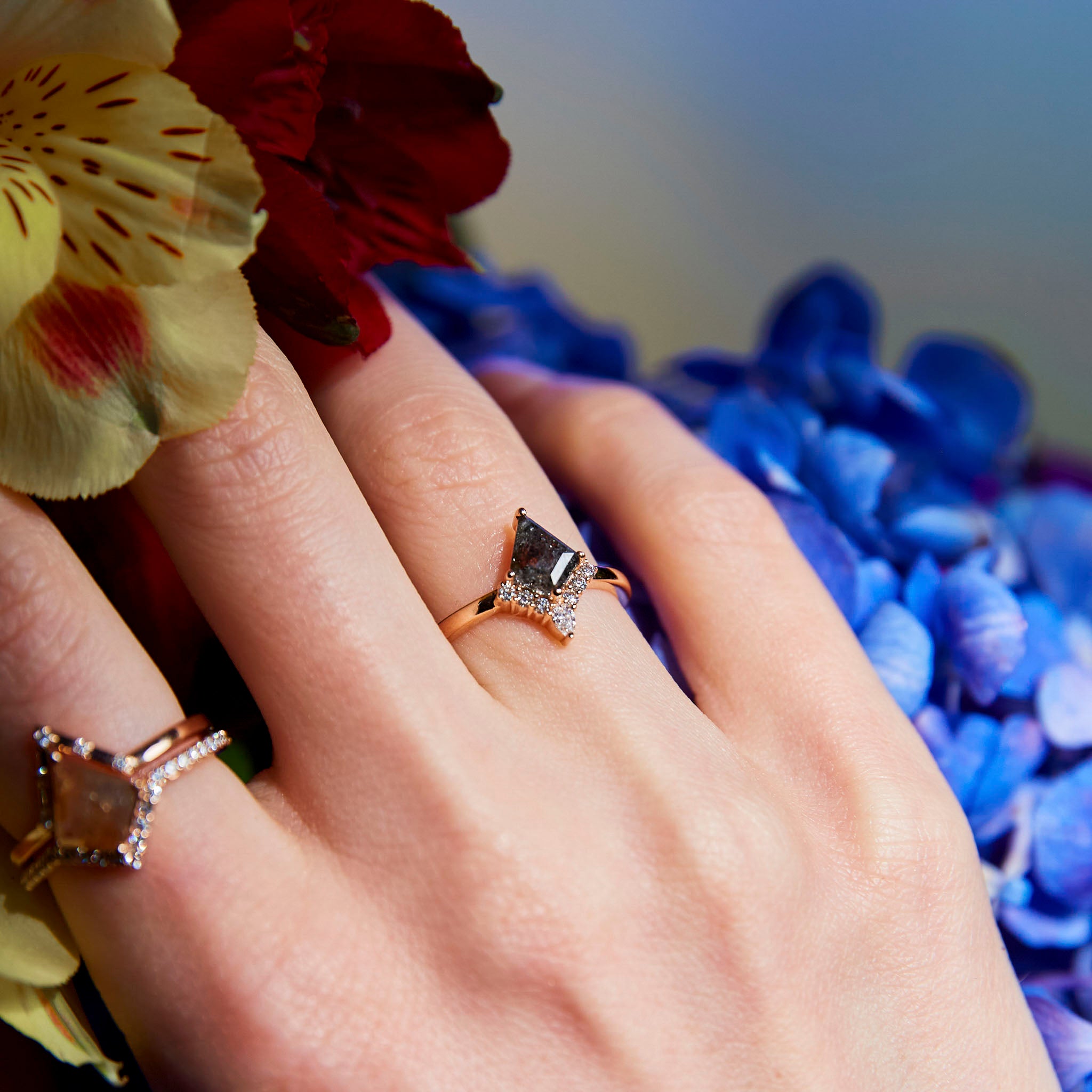 Salt and Pepper diamonds rings on hand. Inele cu diamante salt and pepper pe mână.