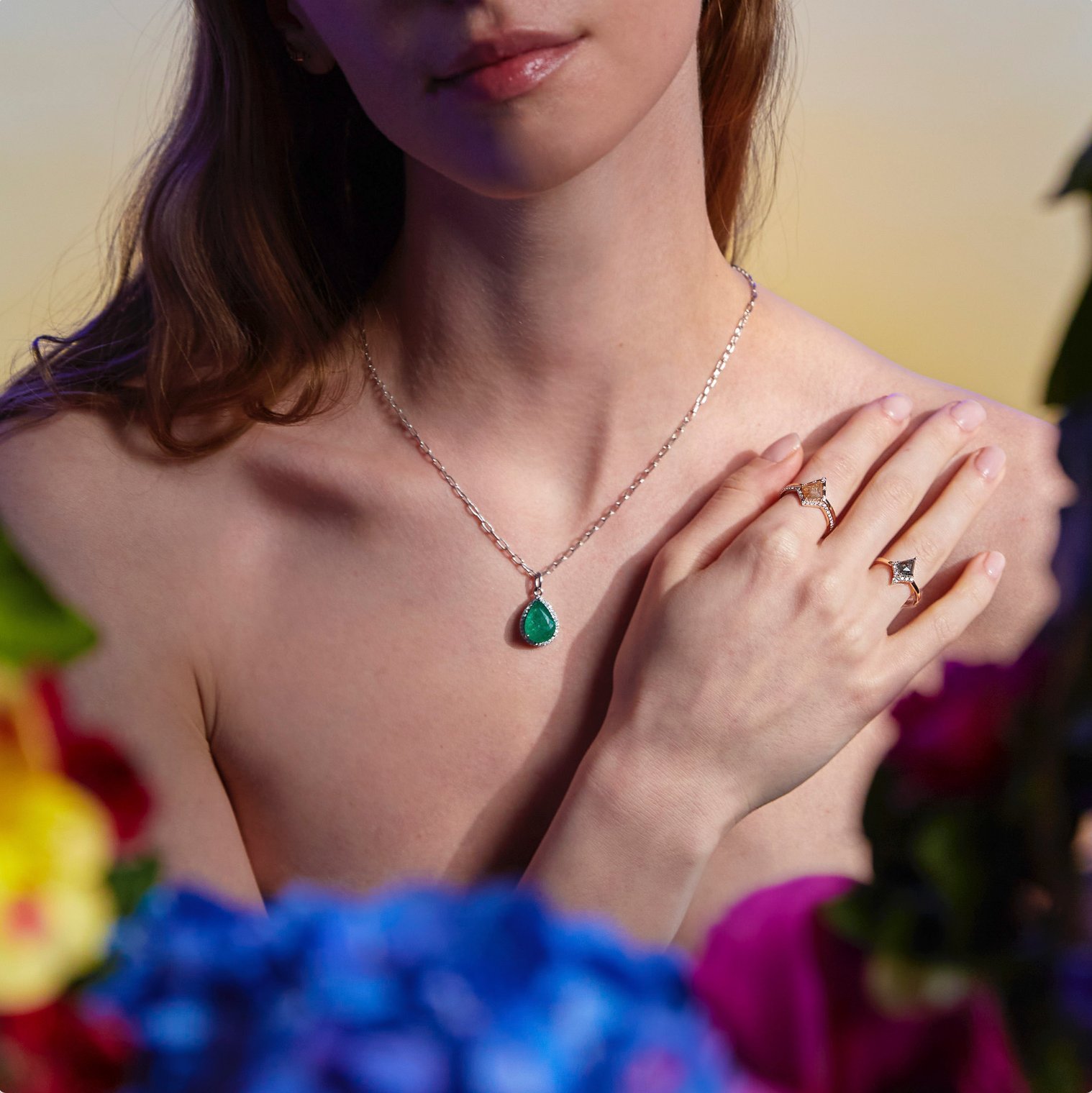 Grey and peachy salt and pepper diamond rings on hand and The Great - Emerald and diamonds pendant on model. Inele cu diamante salt and pepper gri si culoarea piersicii și pandantul The Great cu smarald si diamante pe model.