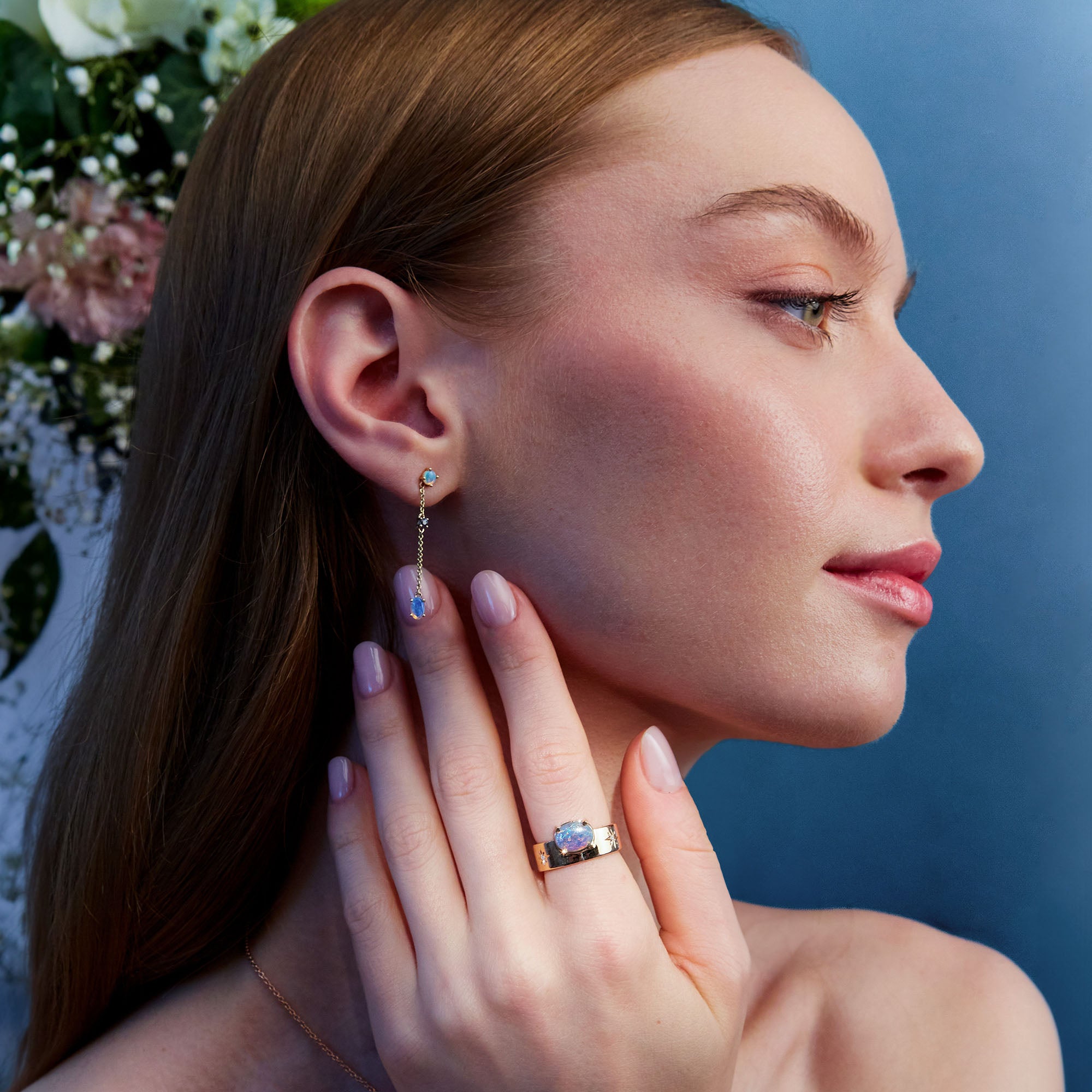 inel cu opal australian pe mana unui model superb. cercei atarnati cu opale australiene si safire