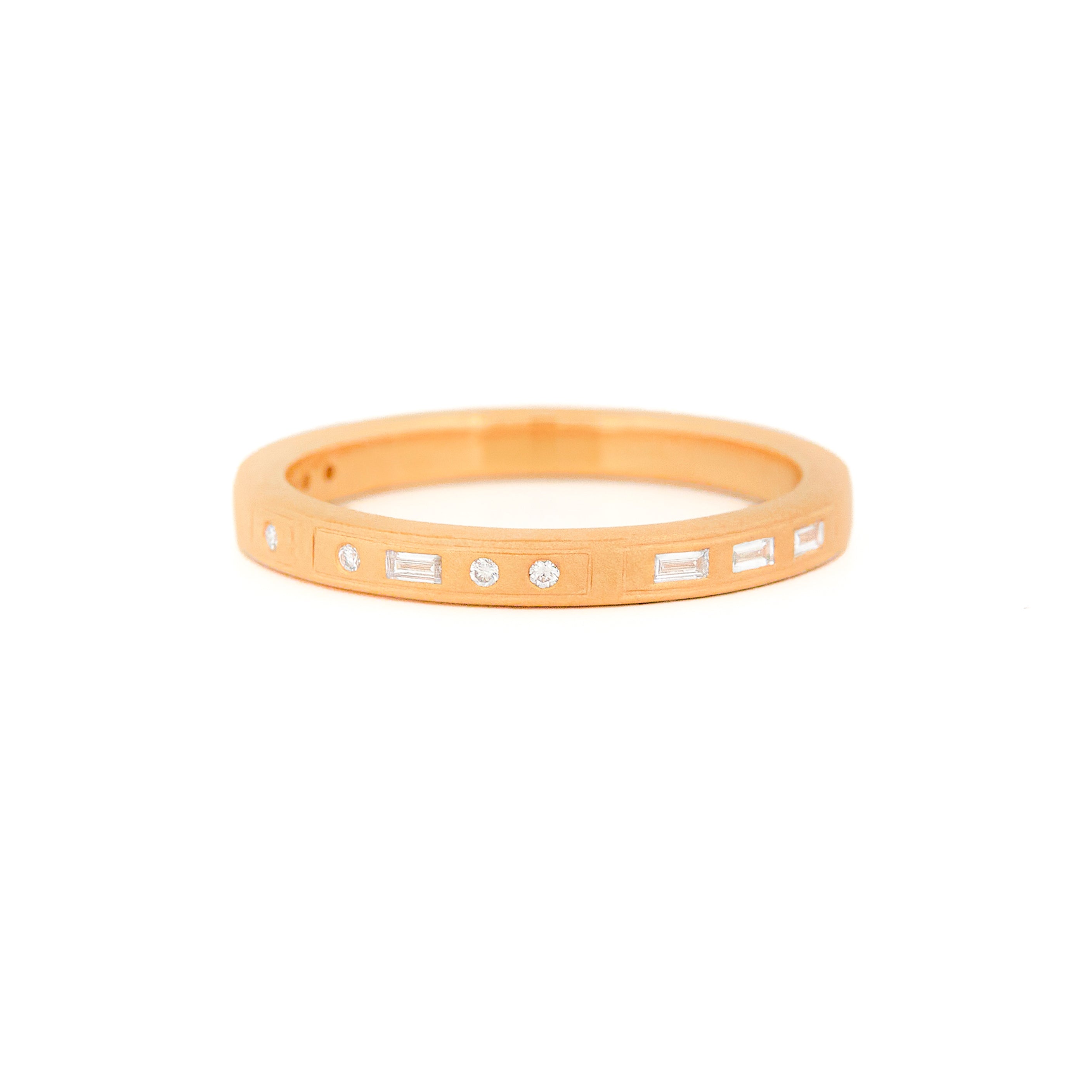 Gold 2,5 mm wedding band with bezel diamonds morse code.