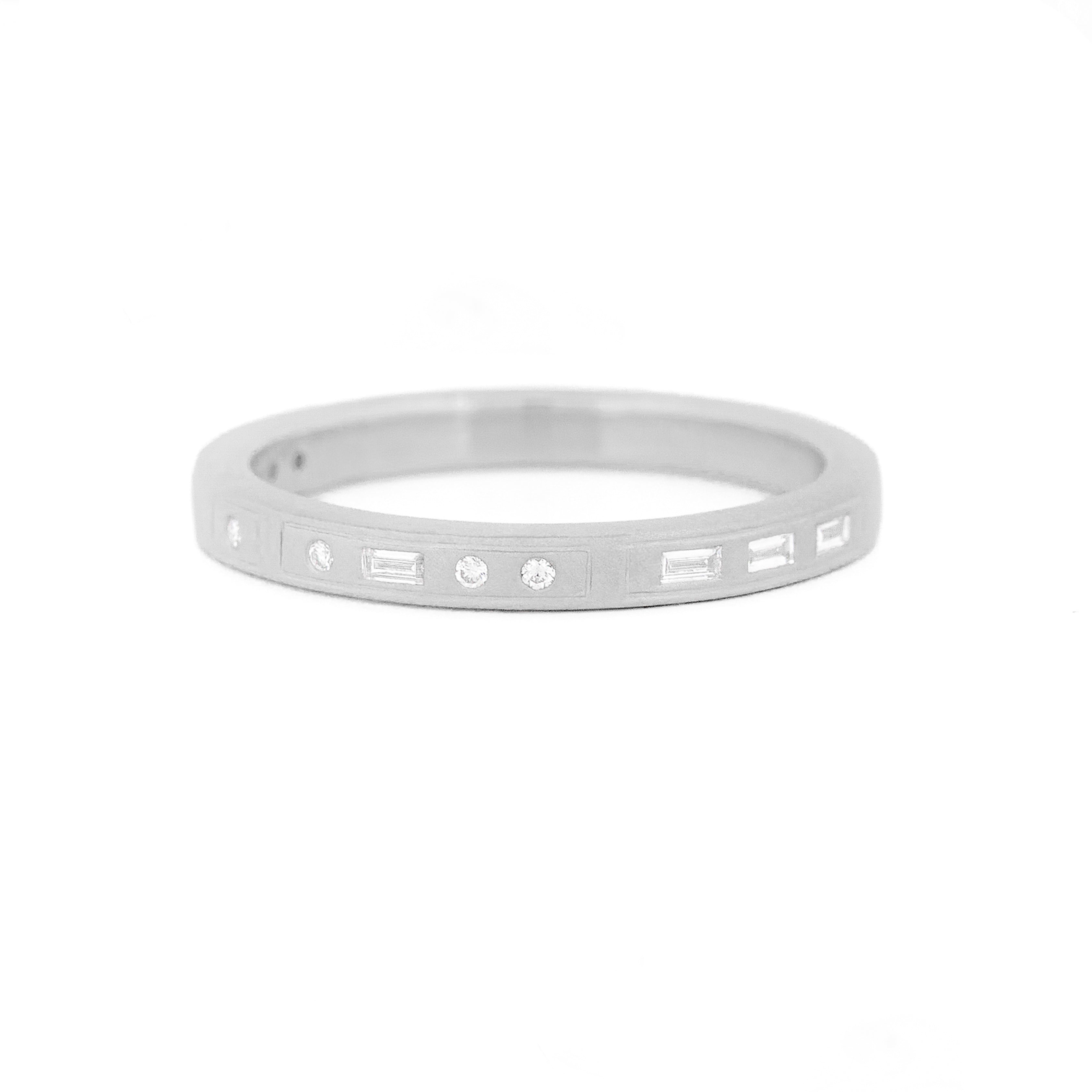 Gold 2,5 mm wedding band with bezel diamonds morse code.