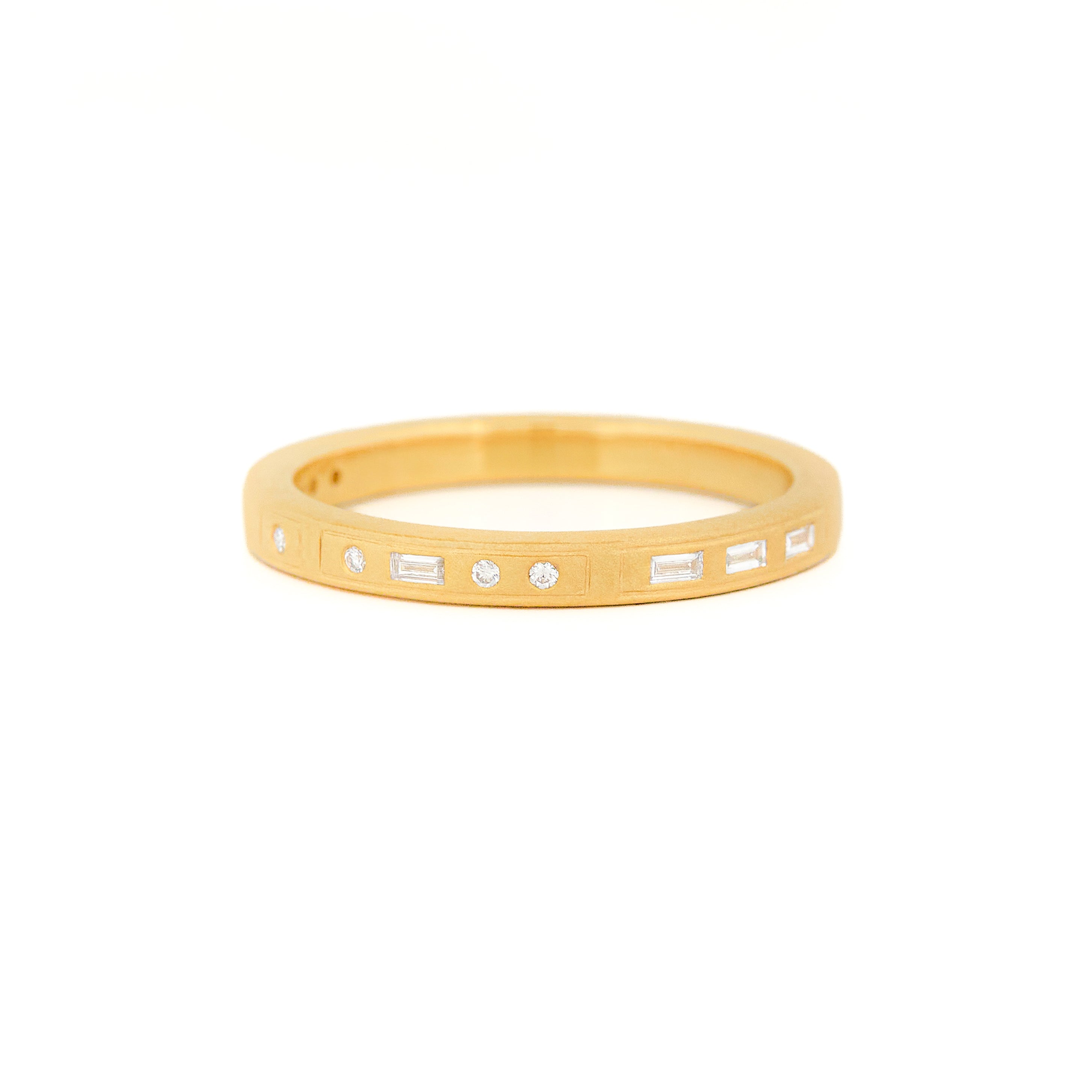 Gold 2,5 mm wedding band with bezel diamonds morse code.