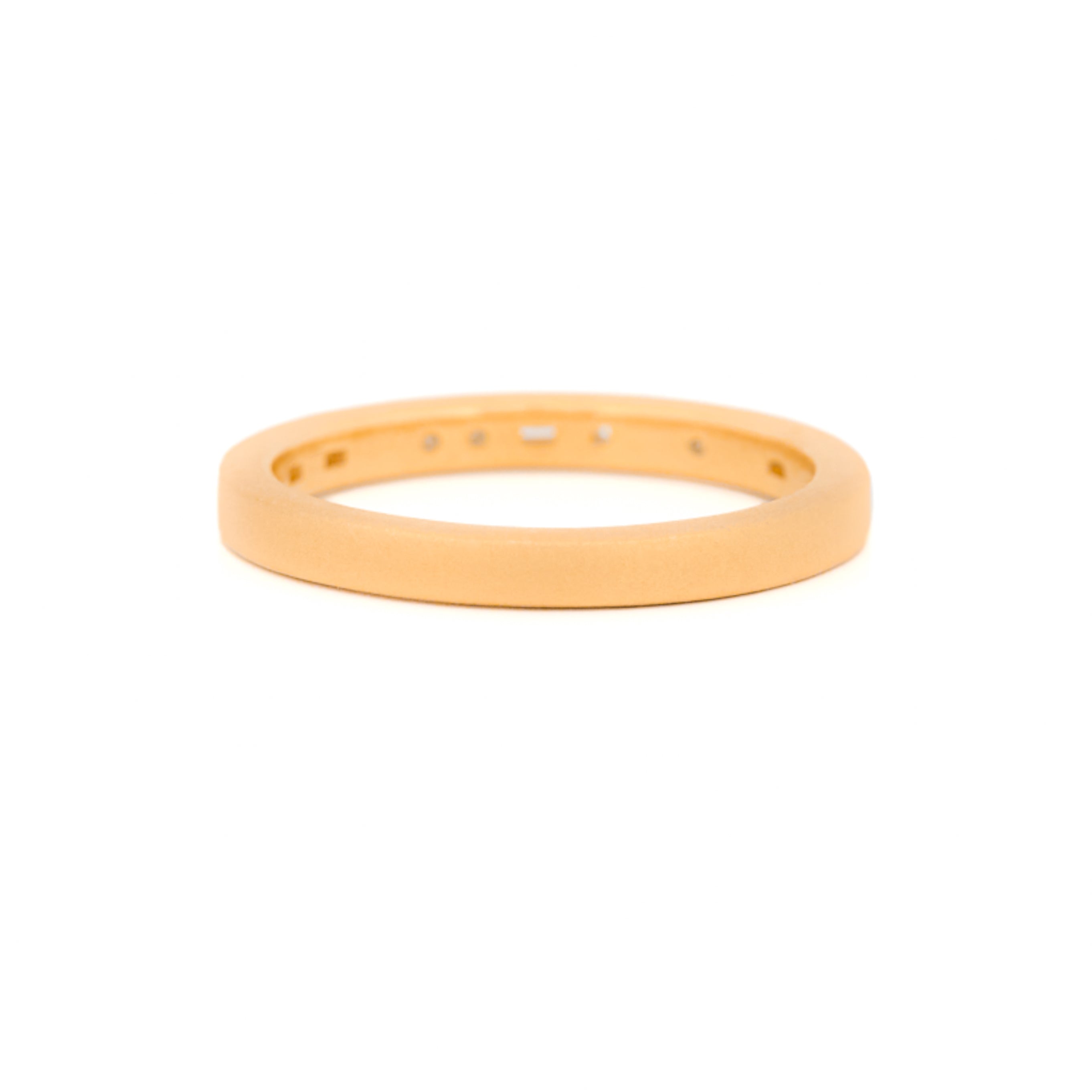 Gold 2,5 mm wedding band with bezel diamonds morse code.