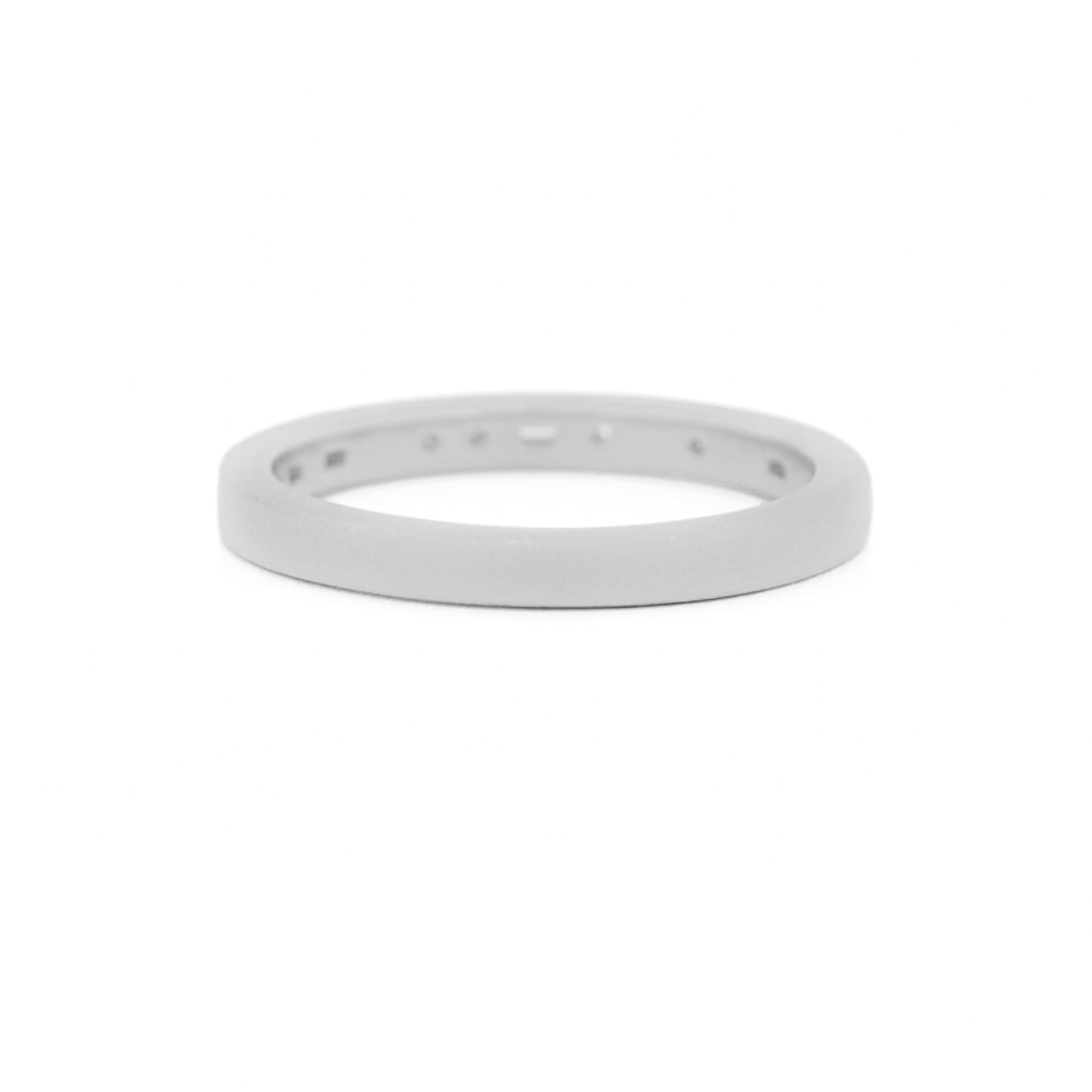 Gold 2,5 mm wedding band with bezel diamonds morse code.