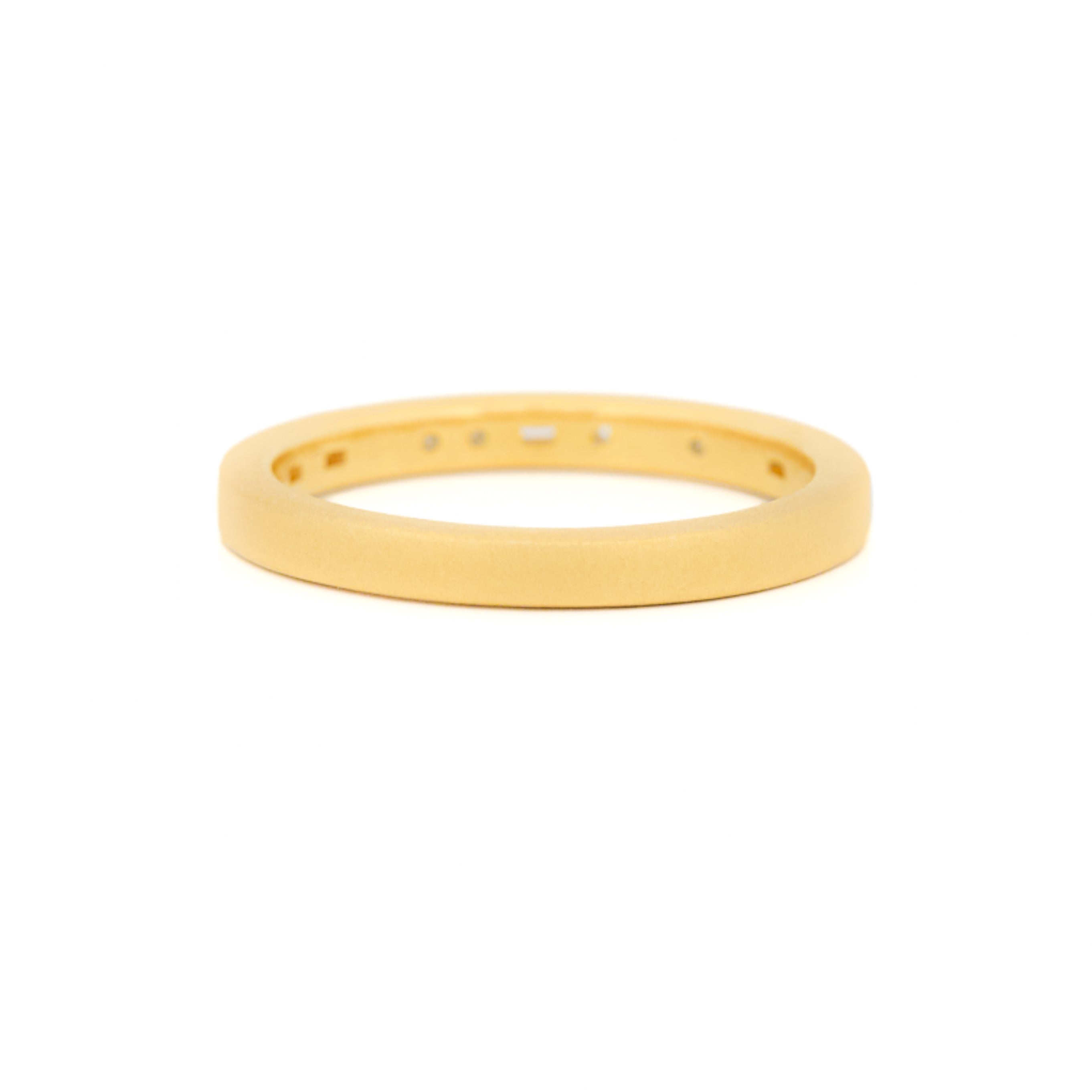 Gold 2,5 mm wedding band with bezel diamonds morse code.