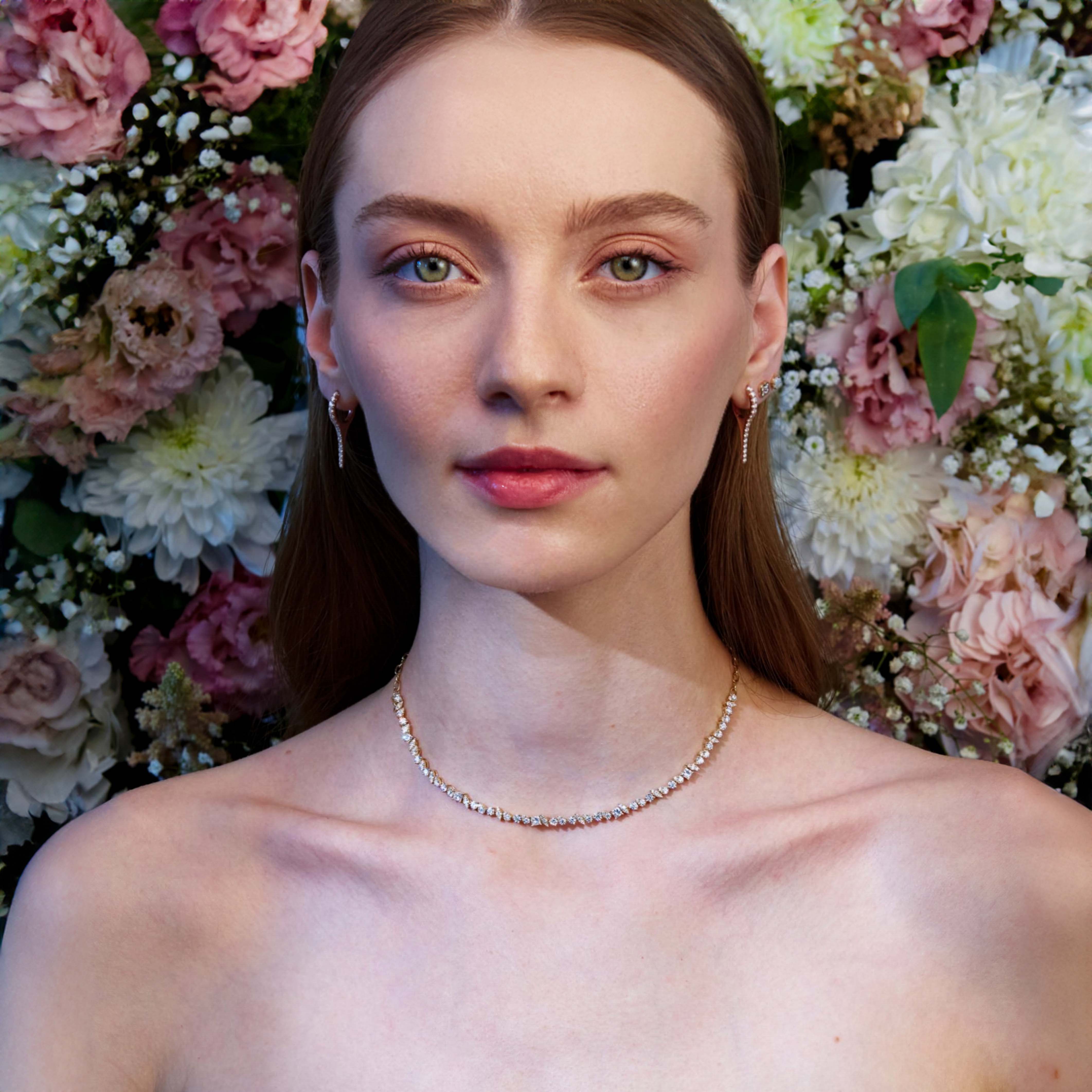 A beautiful model wearing Fancy Eternity Choker and Icicles looking like Earrings made of diamonds
O femeie spectaculoasă poartă un choker cu diamante de diferite forme și cercei Icicles cu diamante. 