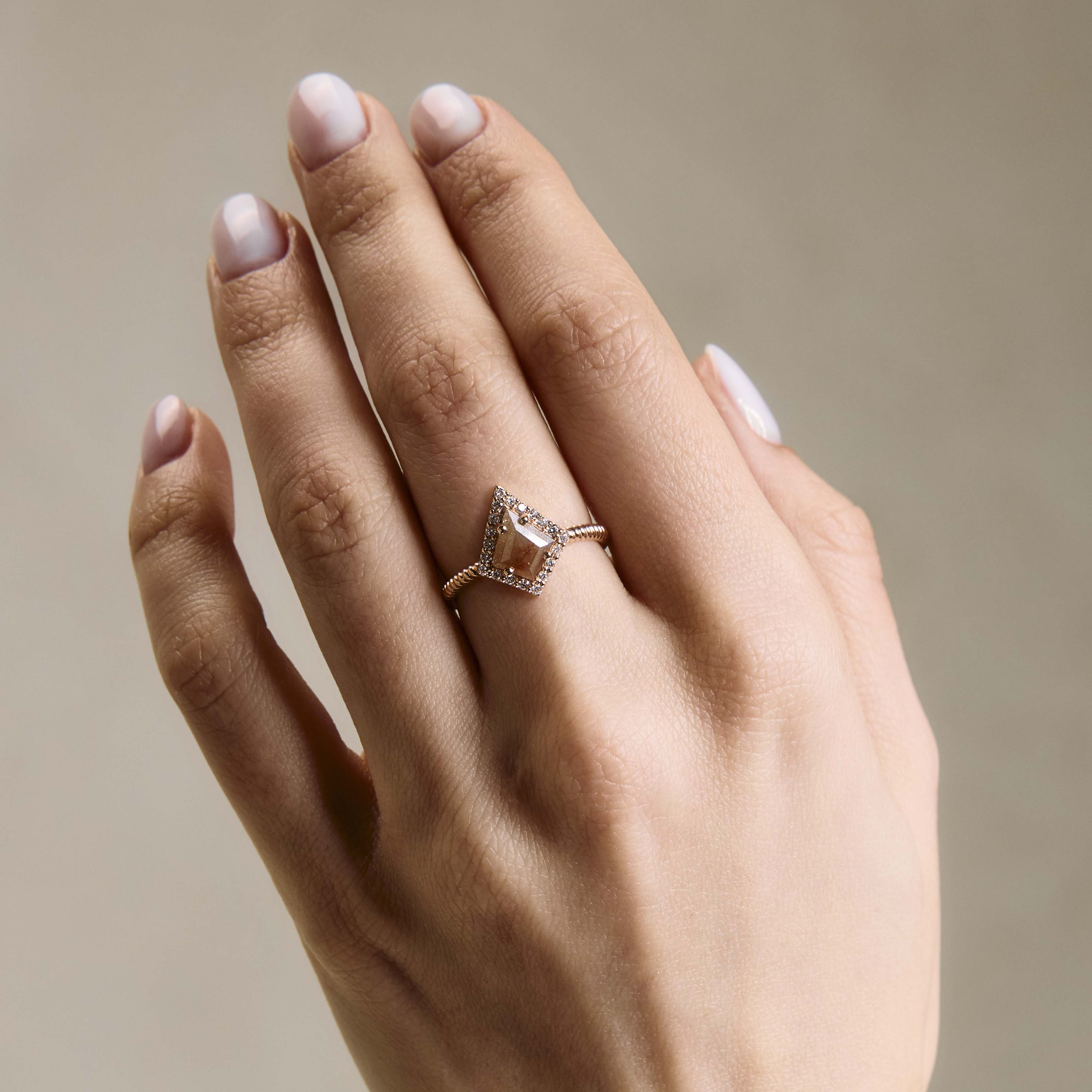 Salt and pepper diamond ring on hand. Inel cu diamant salt and pepper pe mana. 