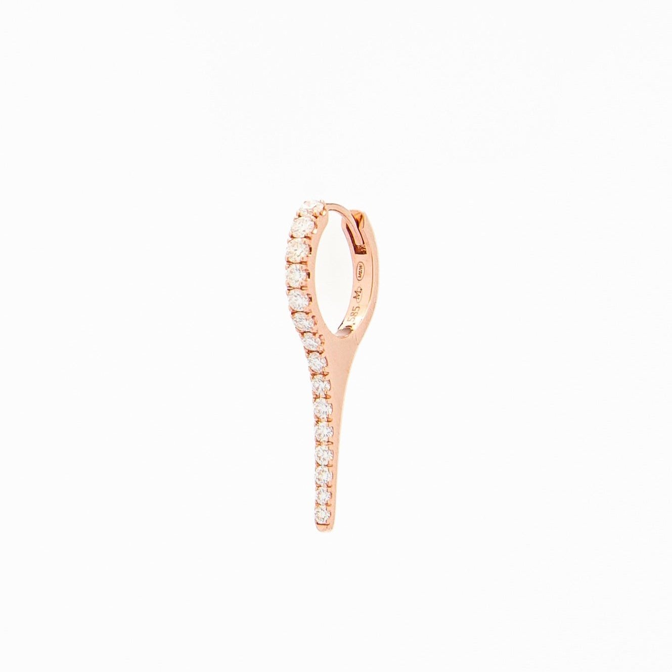 A beautiful diamond earring in the shape of an icicle.
Un cercel cu diamante spectaculos în formă de țurțure.