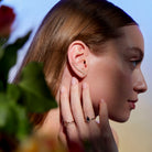 Salt and Pepper diamonds rings on hand and Split comet diamond ear crawlers on model. Inele cu diamante salt and pepper pe mână și cercei split comet pe model. 