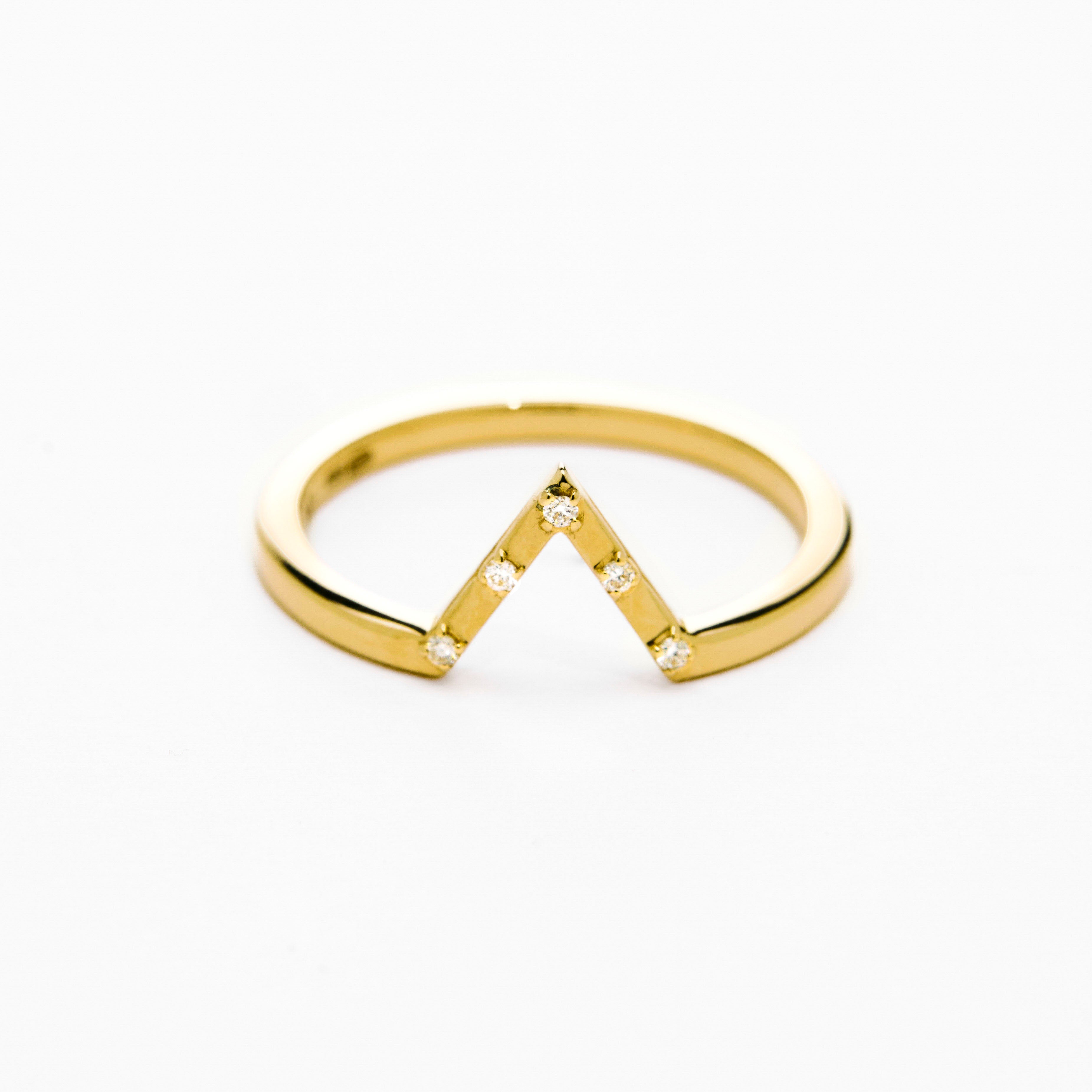 A band in yellow gold with 5 diamonds made for kite diamonds engagement rings 