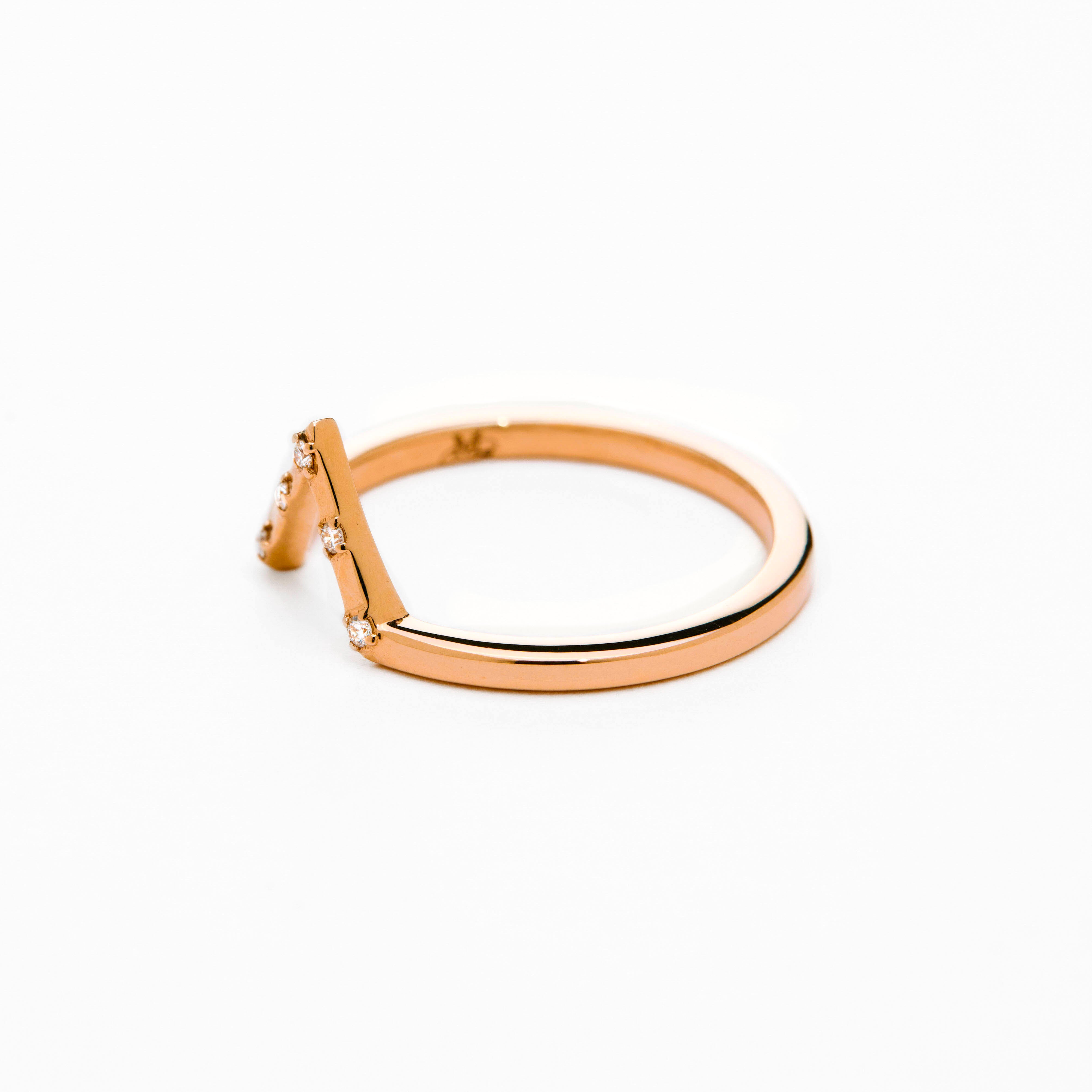 A band in rose gold with 5 diamonds made for kite diamonds engagement rings 