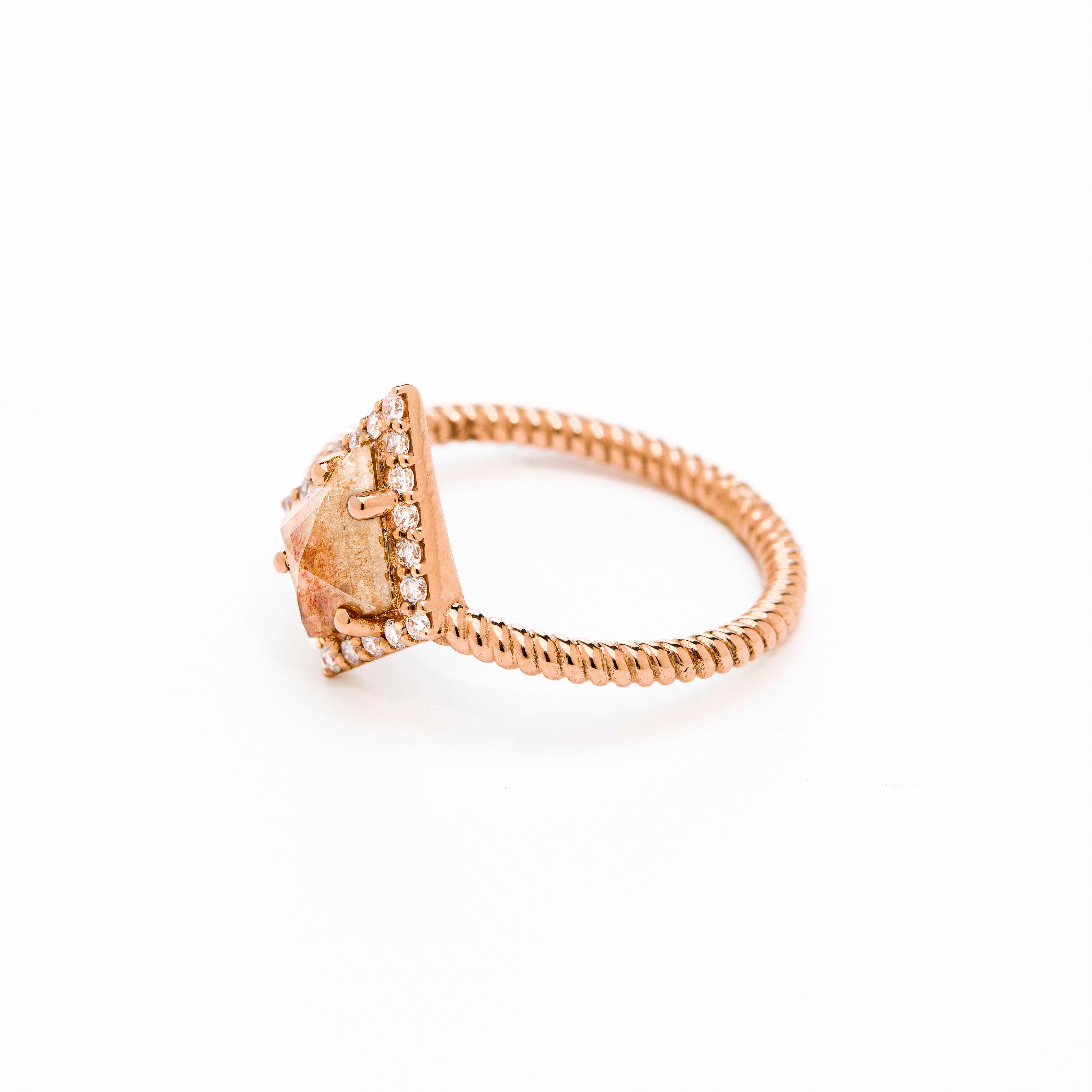 Salt and Pepper diamond ring on white background. Inel cu diamant salt and pepper pe fundal alb. 
