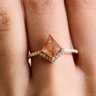 Salt and pepper diamond ring on hand. Inel cu diamant salt and pepper pe mana. 