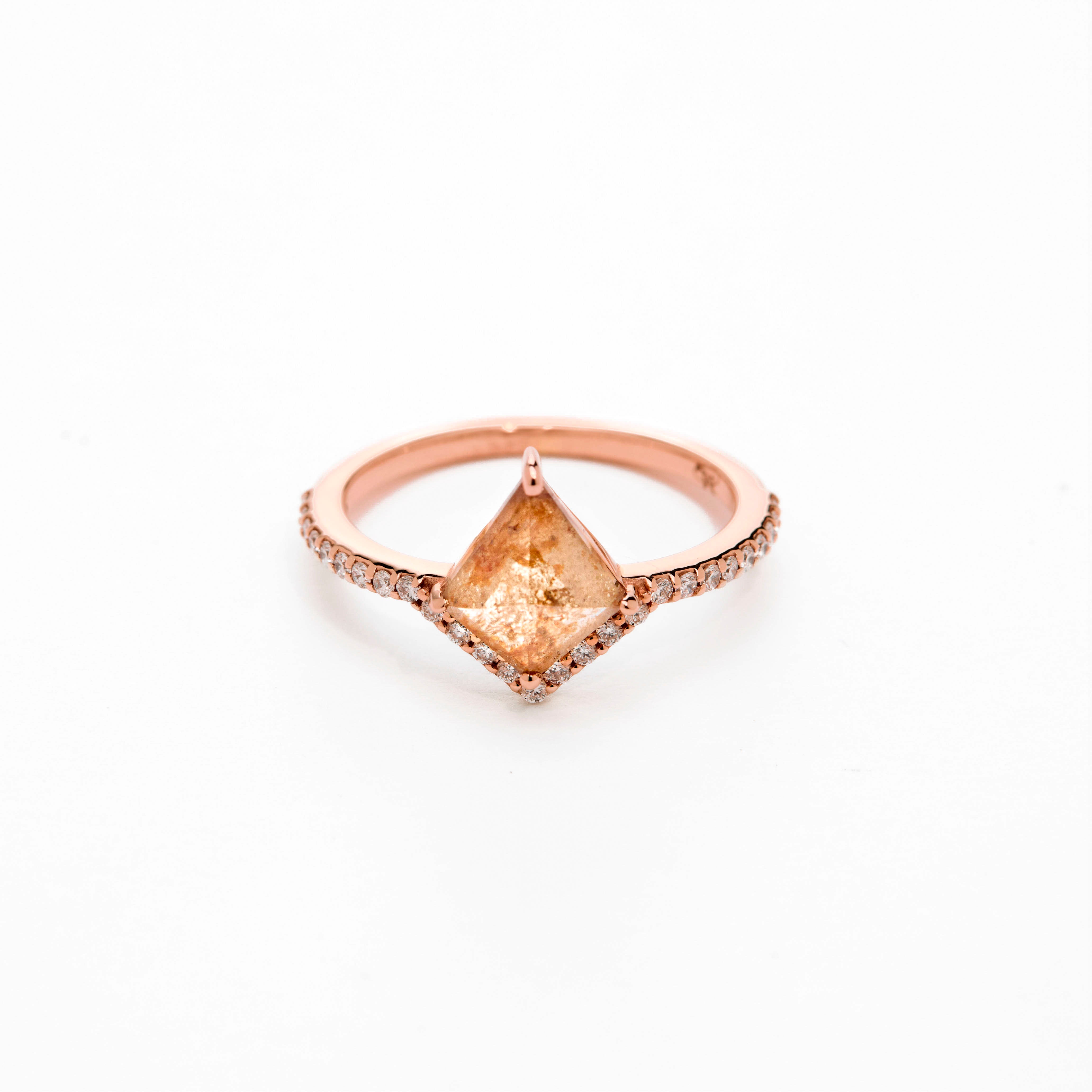 Salt and Pepper diamond ring on white background. Inel cu diamant salt and pepper pe fundal alb. 