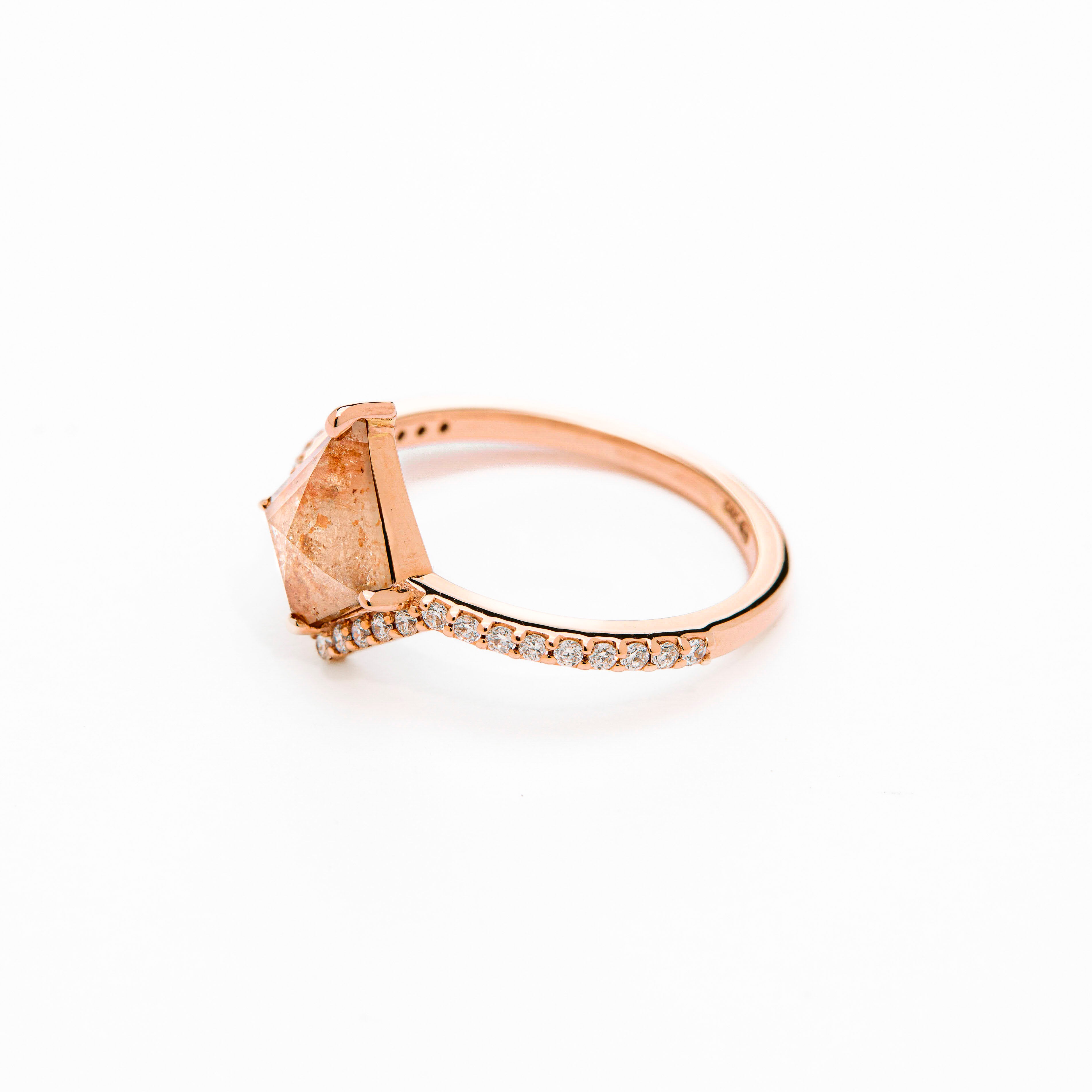 Salt and Pepper diamond ring on white background. Inel cu diamant salt and pepper pe fundal alb. 