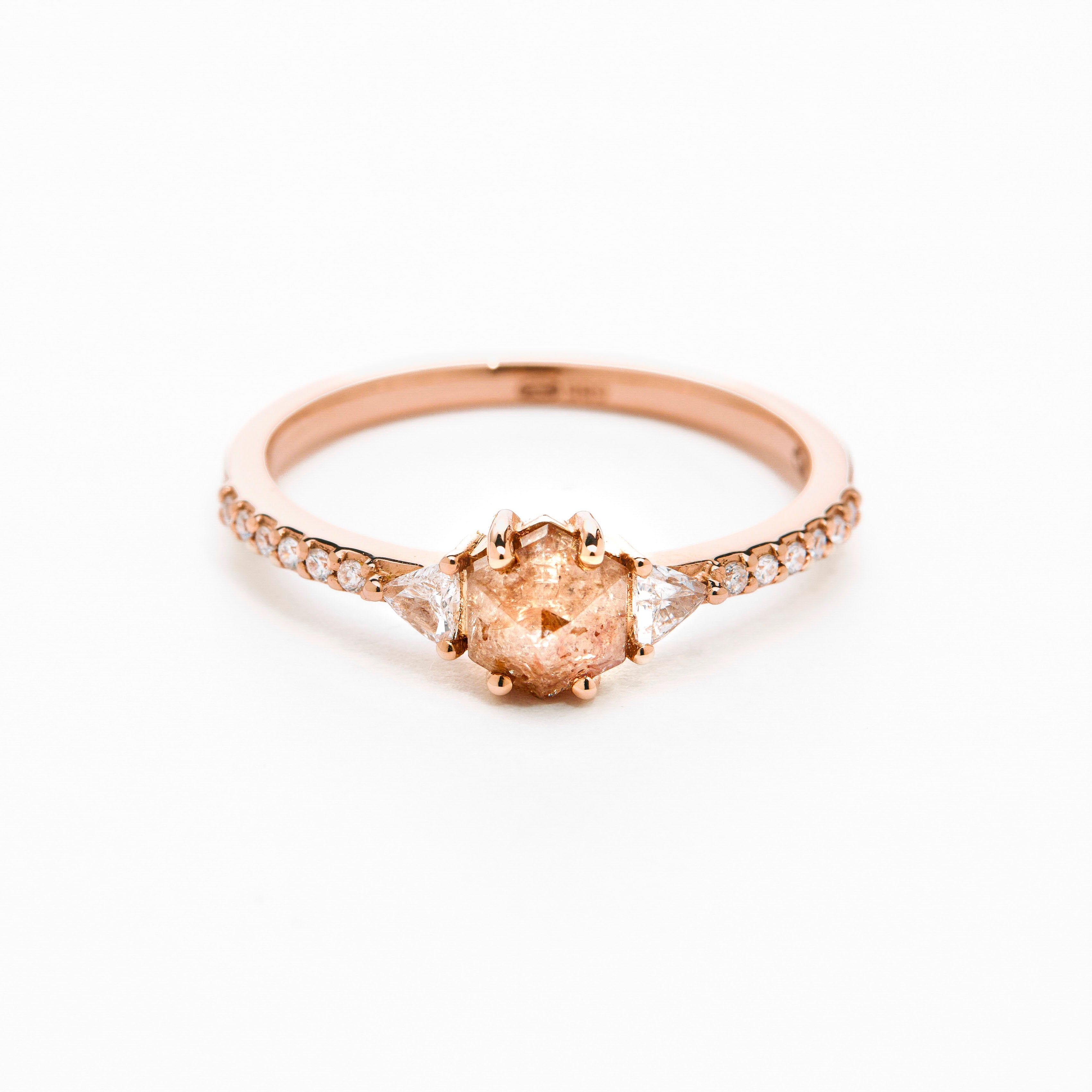 Hexagon Salt and Pepper diamond ring on white background. Inel cu diamant salt and pepper hexagon pe fundal alb. 