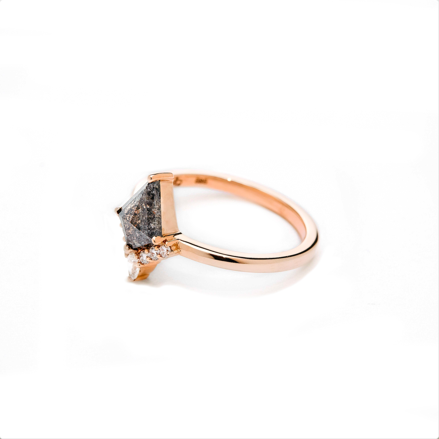 Salt and Pepper diamond ring on white background. Inel cu diamant salt and pepper pe fundal alb. 